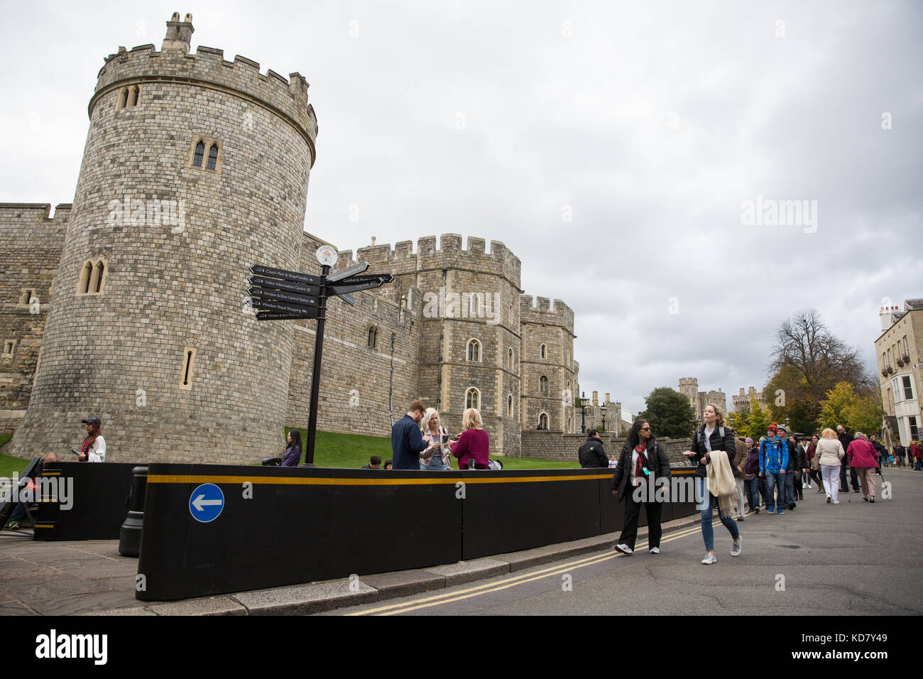 Windsor, Royaume-Uni. Oct 11, 2017. Barrières de sécurité supplémentaires ont été installés à Castle Hill (vu ici) et St Albans Street autour de château de Windsor afin d'améliorer la sécurité pour les visiteurs de l'église et la cérémonie de la relève de la garde à la suite de consultations entre Thames Valley Police, la Maison Royale et le Royal Borough of Windsor and Maidenhead. Credit : Mark Kerrison/Alamy Live News Banque D'Images