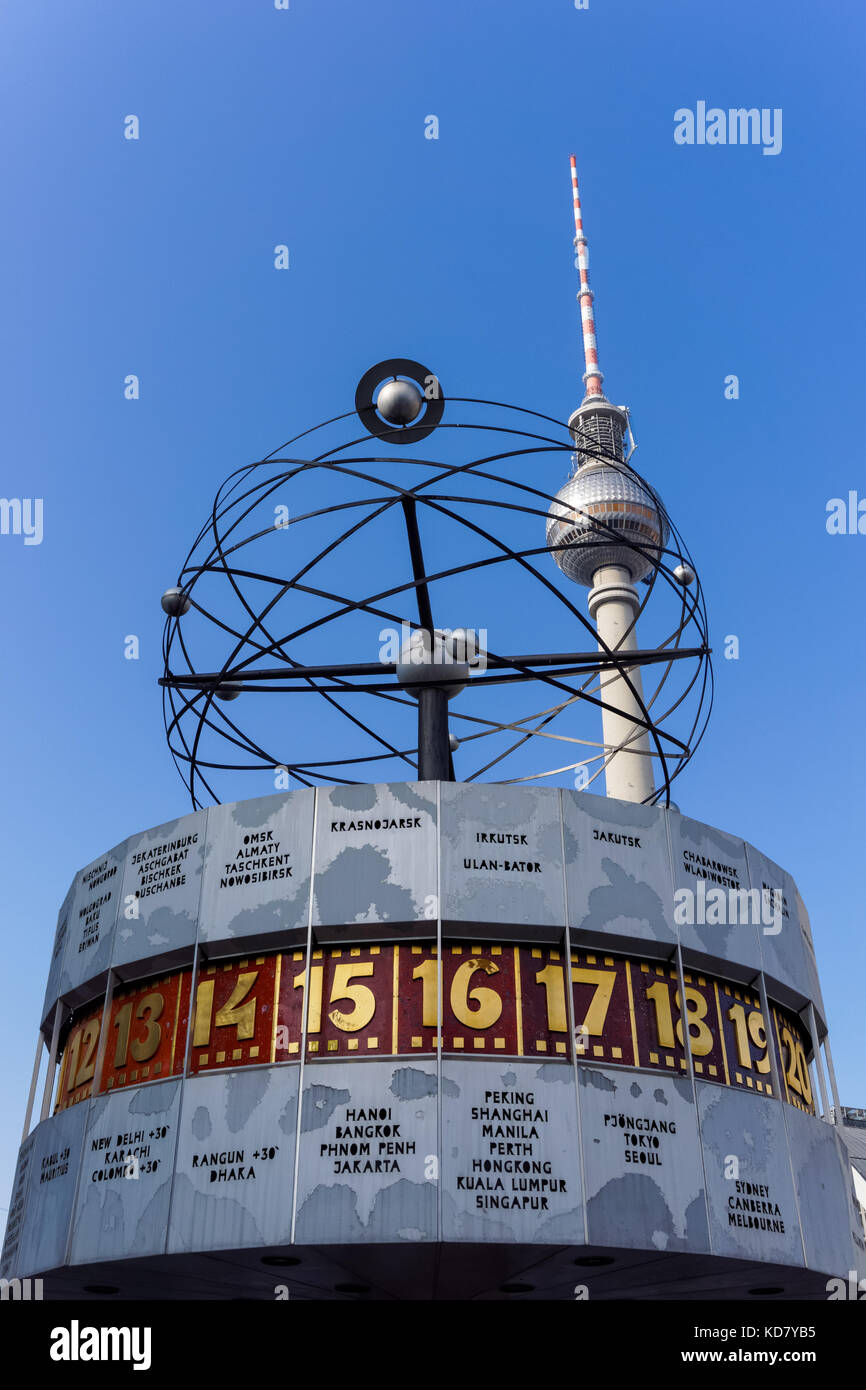 L'horloge mondiale et la tour de télévision sur l'Alexanderplatz à Berlin, Allemagne Banque D'Images