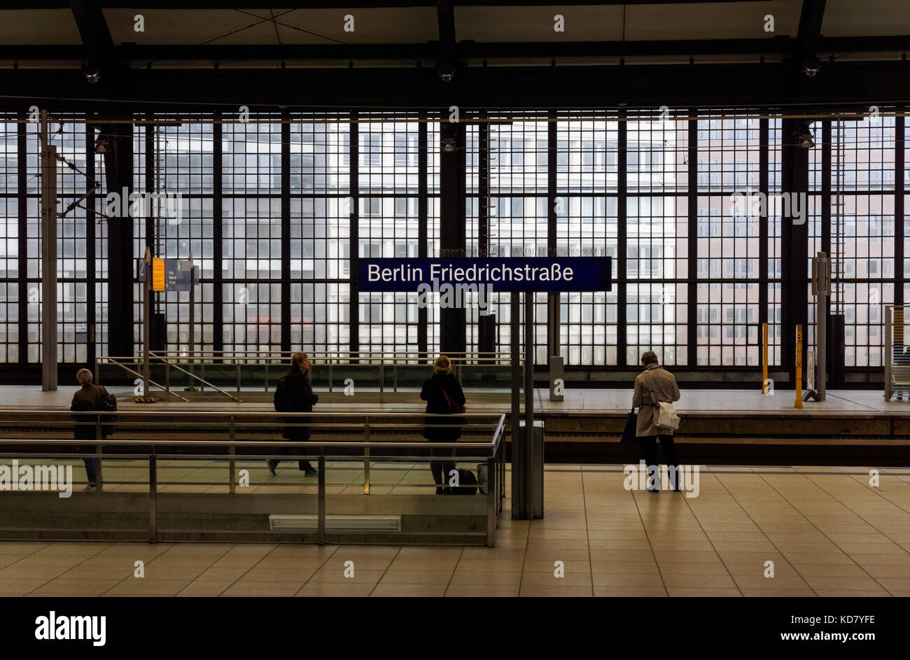Les passagers sur la plate-forme à la gare de Friedrichstrasse de Berlin, Allemagne Banque D'Images
