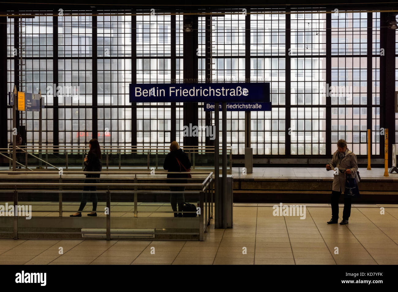 Les passagers sur la plate-forme à la gare de Friedrichstrasse de Berlin, Allemagne Banque D'Images