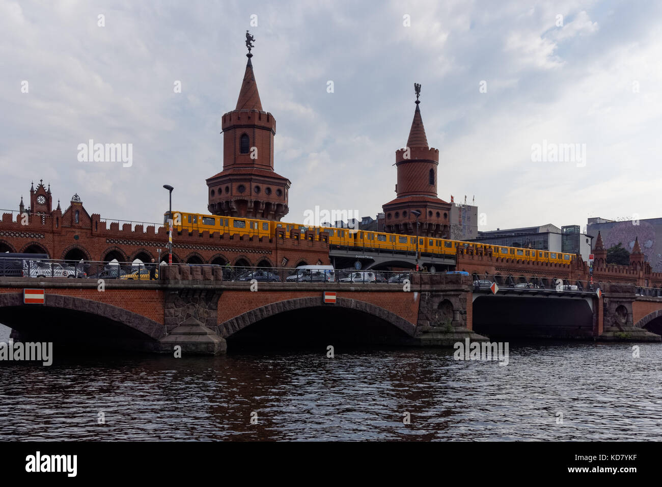 U-Bahn (train traversant le pont Oberbaum à Berlin, Allemagne Banque D'Images