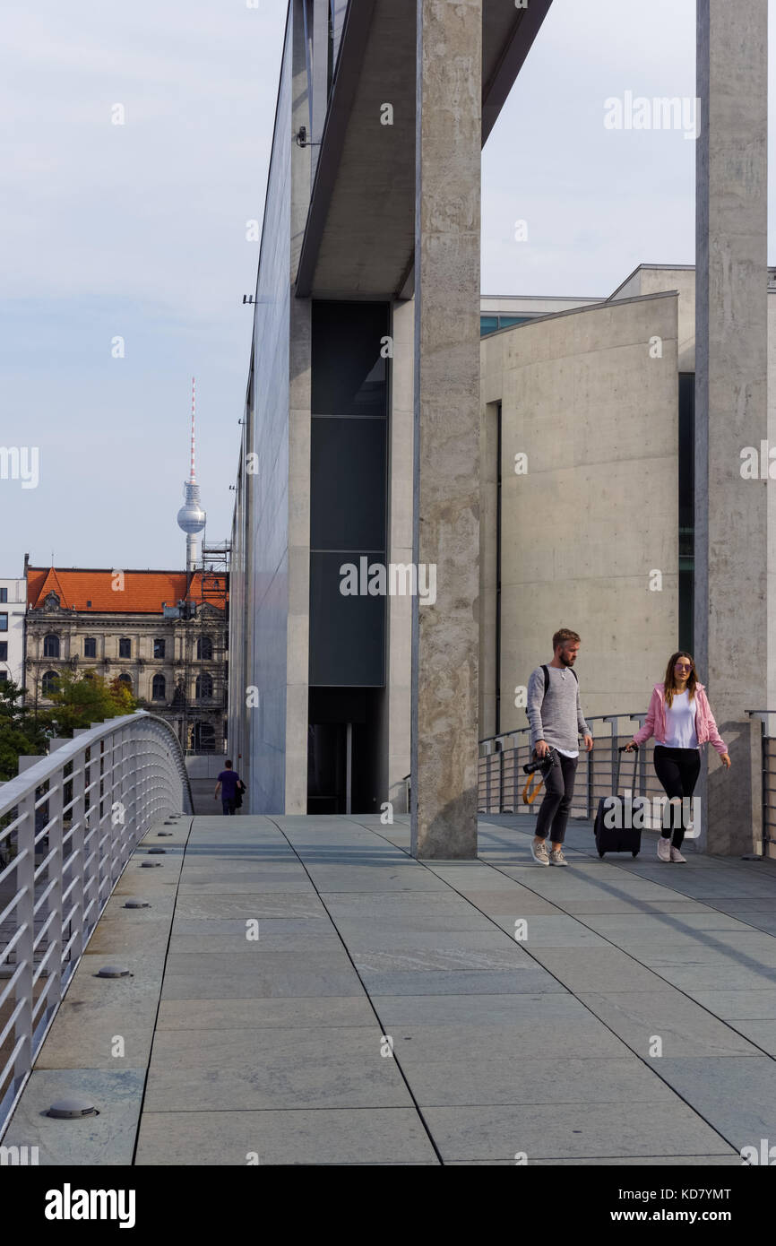 Passerelle sur la rivière Spree entre Maison Paullöbe et Marie Elisabeth Luders Chambre à Berlin, Allemagne Banque D'Images