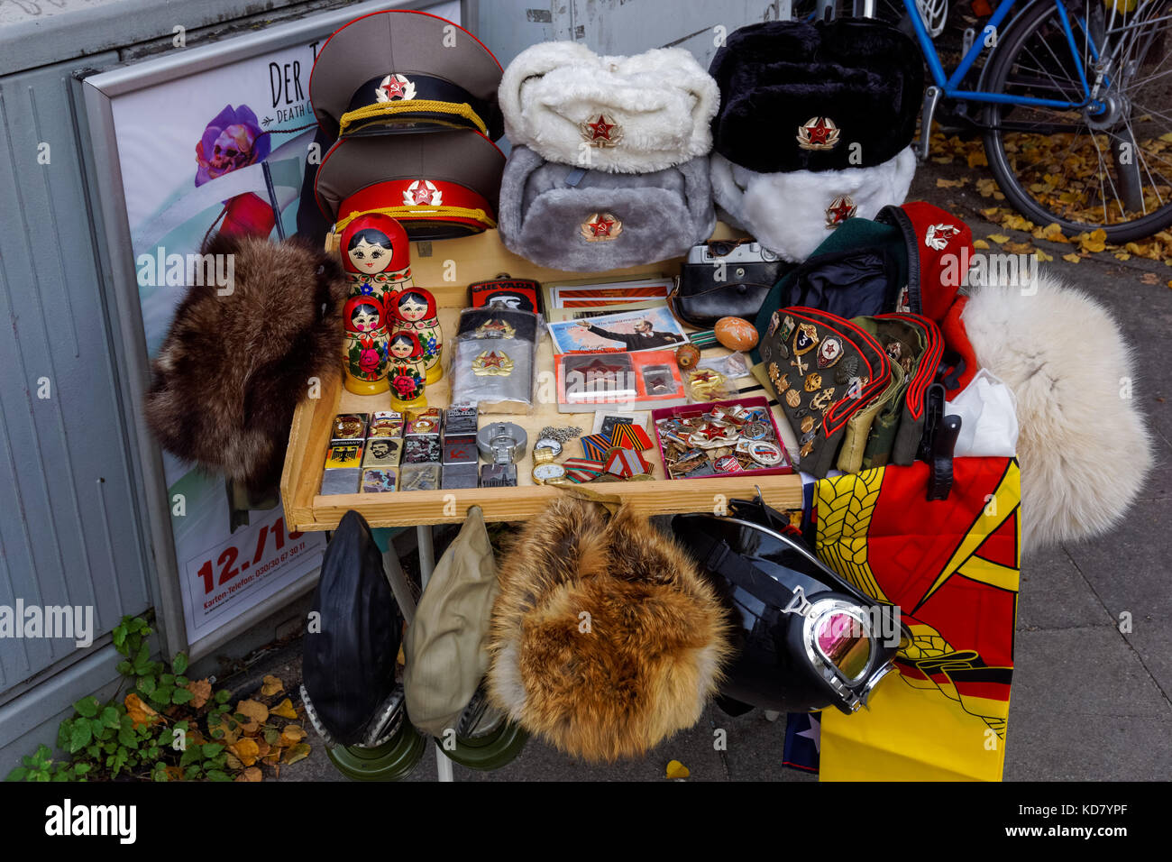 Avec blocage de souvenirs de l'ère soviétique près de Checkpoint Charlie, Berlin, Allemagne Banque D'Images