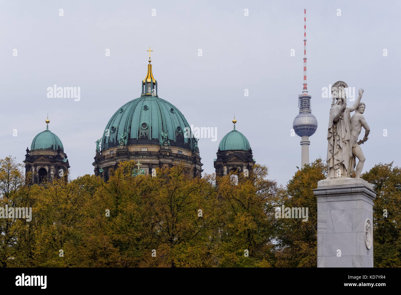 La Cathédrale de Berlin, la tour de télévision et le pont Schlossbrücke vu au-dessus du parc Lustgarten à Berlin, Allemagne Banque D'Images