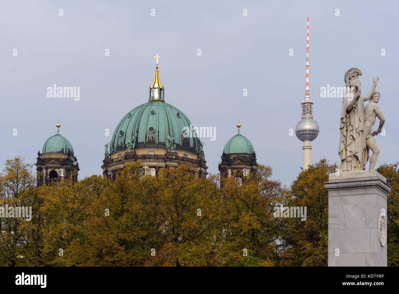 La Cathédrale de Berlin, la tour de télévision et le pont Schlossbrücke vu au-dessus du parc Lustgarten à Berlin, Allemagne Banque D'Images