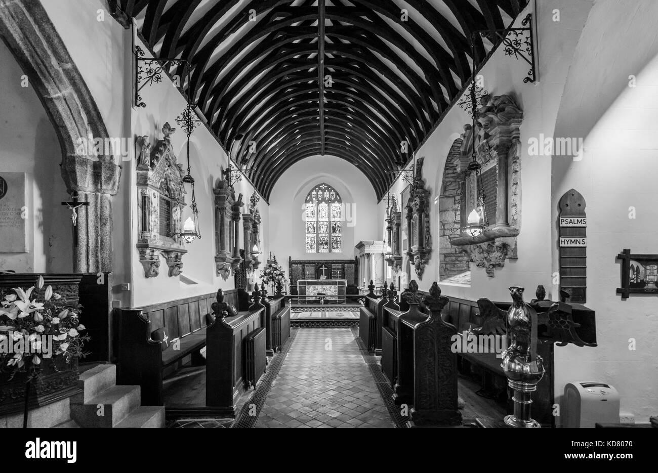 Nef une allée dans l'intérieur de l'ancienne 13e siècle l'église All Saints, Clovelly, un petit patrimoine populaire village de North Devon Banque D'Images