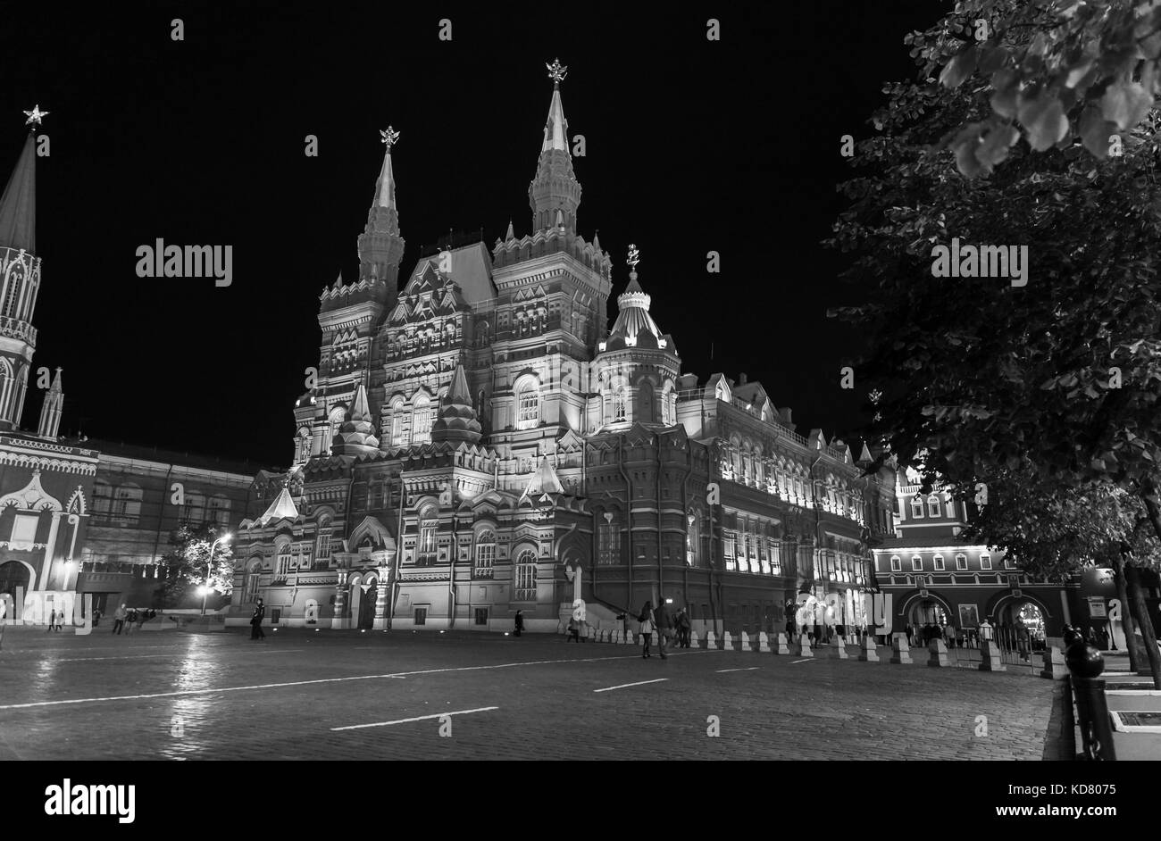 L'emblématique musée historique de l'État, de la Place Rouge et Manege Square, Moscou, Russie, éclairé la nuit, vue de la Place Rouge, en monochrome Banque D'Images
