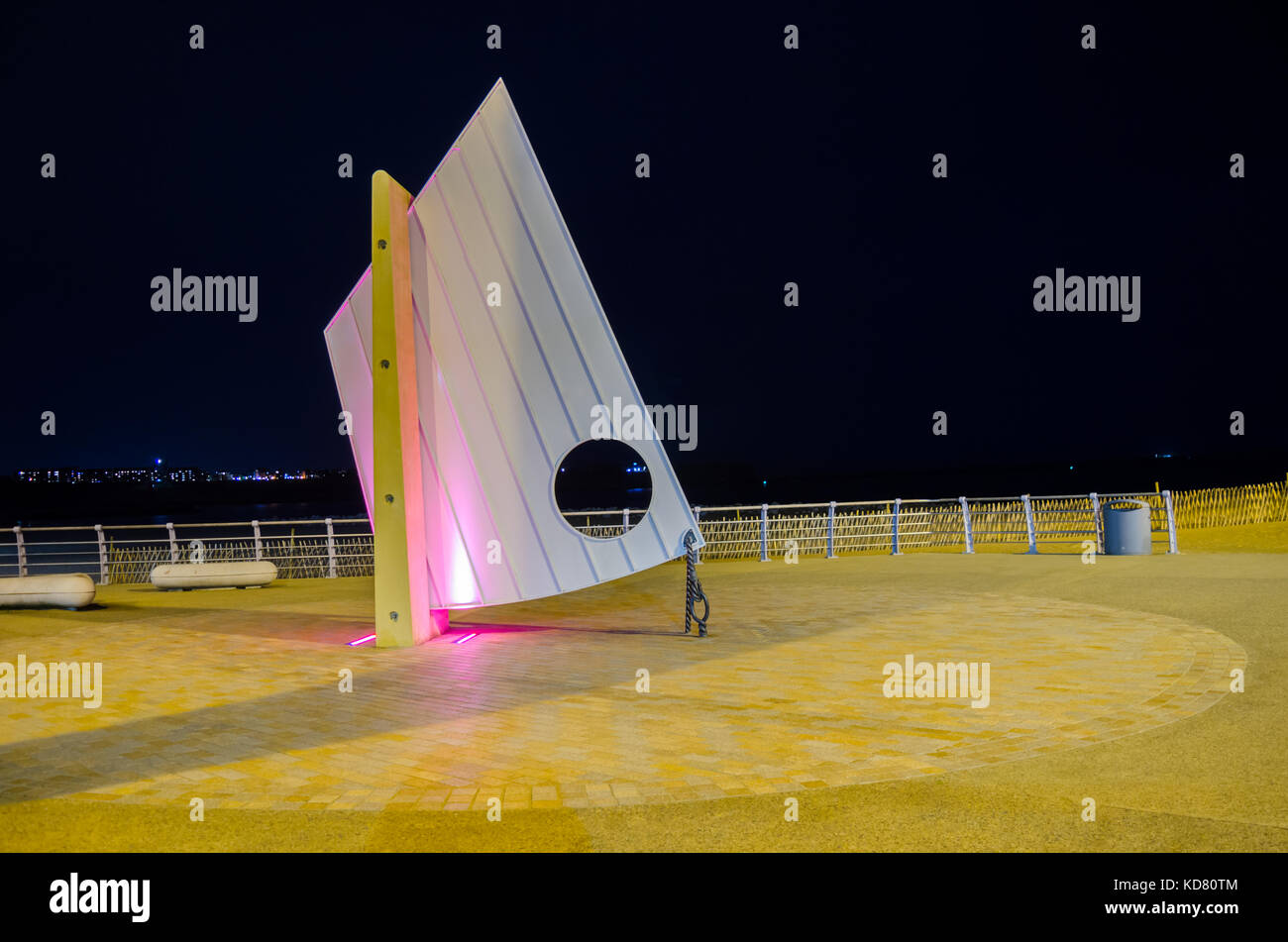 'Sail' de cailloux (SAIL) d'art public (2014) par Stephen Broadbent allumé avec l'éclairage violet et situé à Littlehaven Promenade, South Shields Banque D'Images