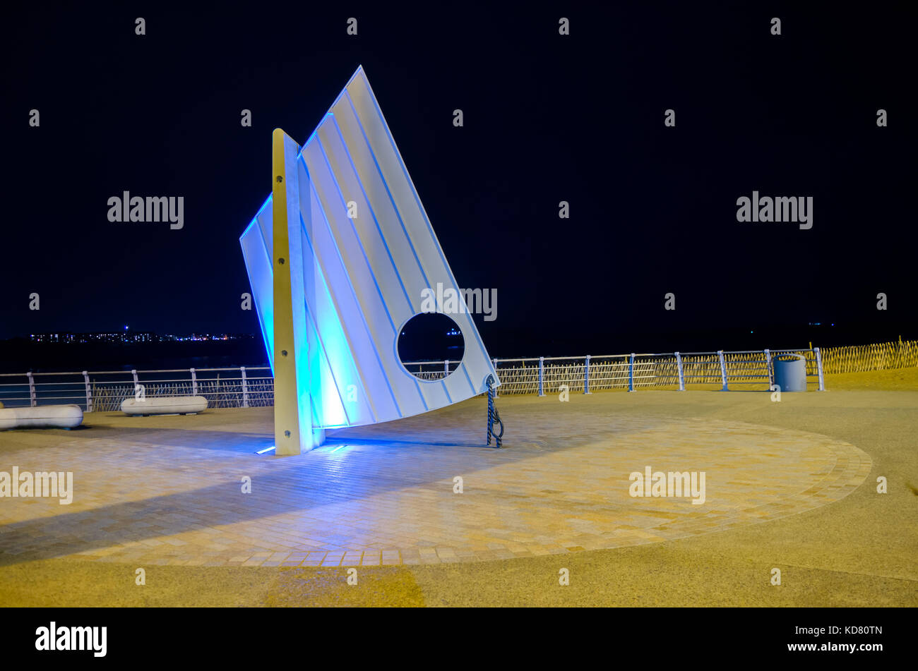 'Sail' de cailloux (SAIL) d'art public (2014) par Stephen Broadbent éclairé avec un éclairage bleu et situé à Littlehaven Promenade, South Shields Banque D'Images