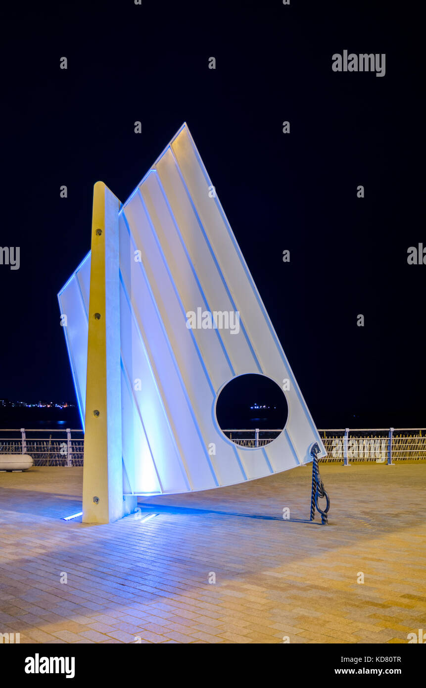 'Sail' de cailloux (SAIL) d'art public (2014) par Stephen broadbent éclairé avec un éclairage bleu et situé à littlehaven Promenade, South Shields Banque D'Images