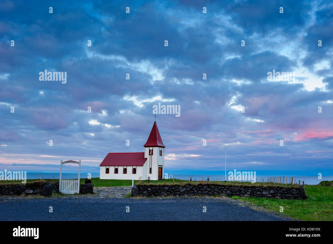 L'Église 05960 et/portail blanc autour de minuit, l'été, Péninsule de Snæfellsnes, l'Islande soleil de minuit, l'Europe. Banque D'Images