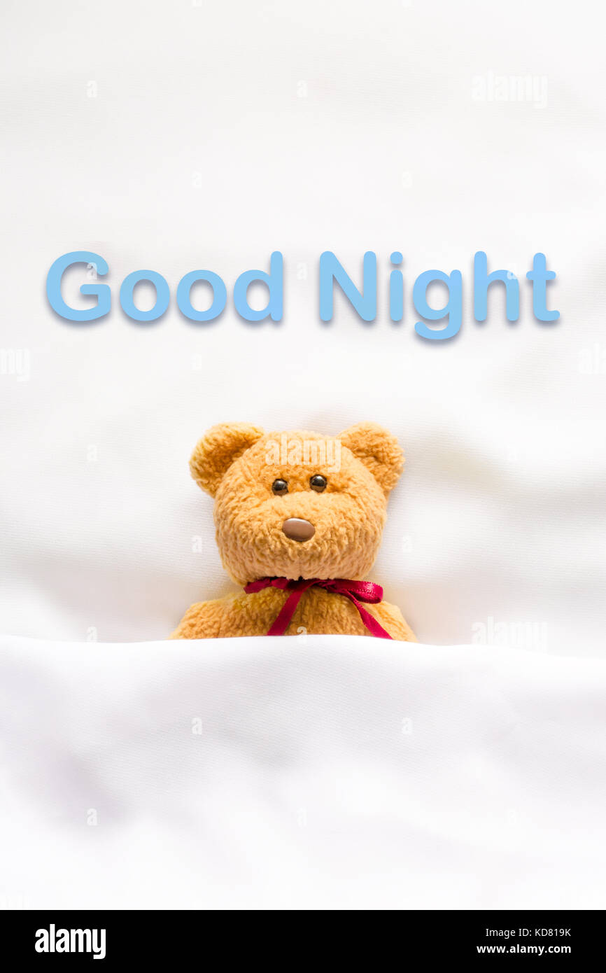 Ours couché dans le lit blanc avec message ' bonne nuit ' Photo Stock -  Alamy