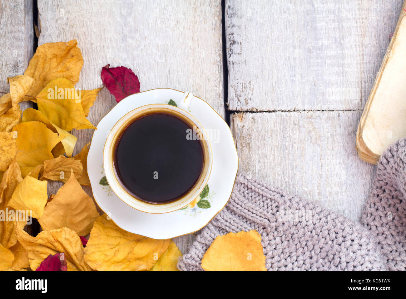 L'automne, les feuilles d'automne, la vapeur chaude tasse de café et une écharpe sur fond de table en bois. Banque D'Images