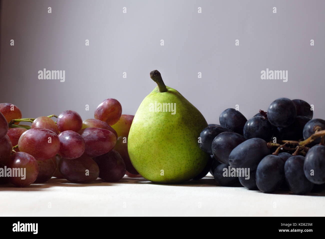 Variété de fruits sur la table et prapes de poire Banque D'Images