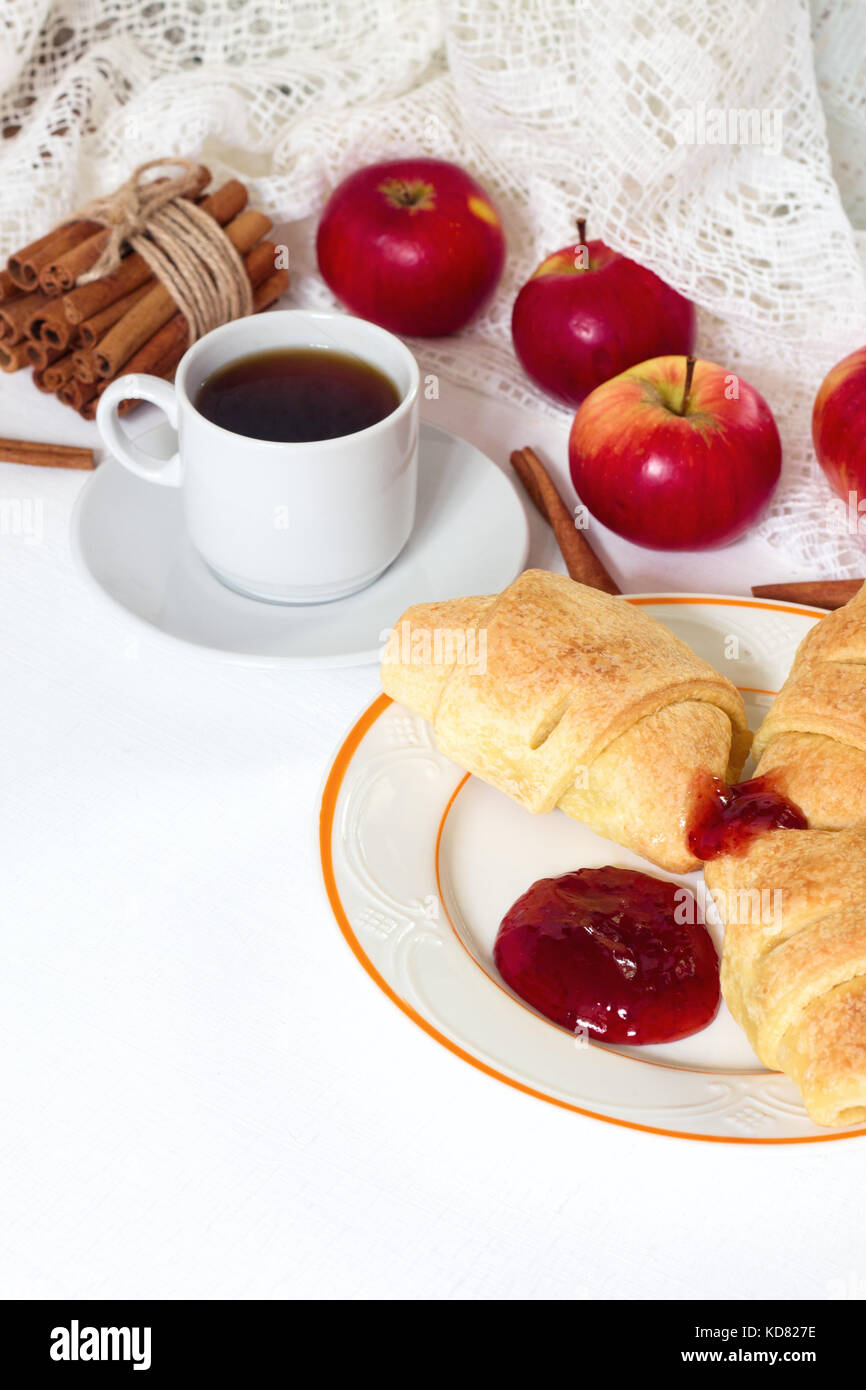 Petit-déjeuner avec café et croissants sur tableau blanc Banque D'Images