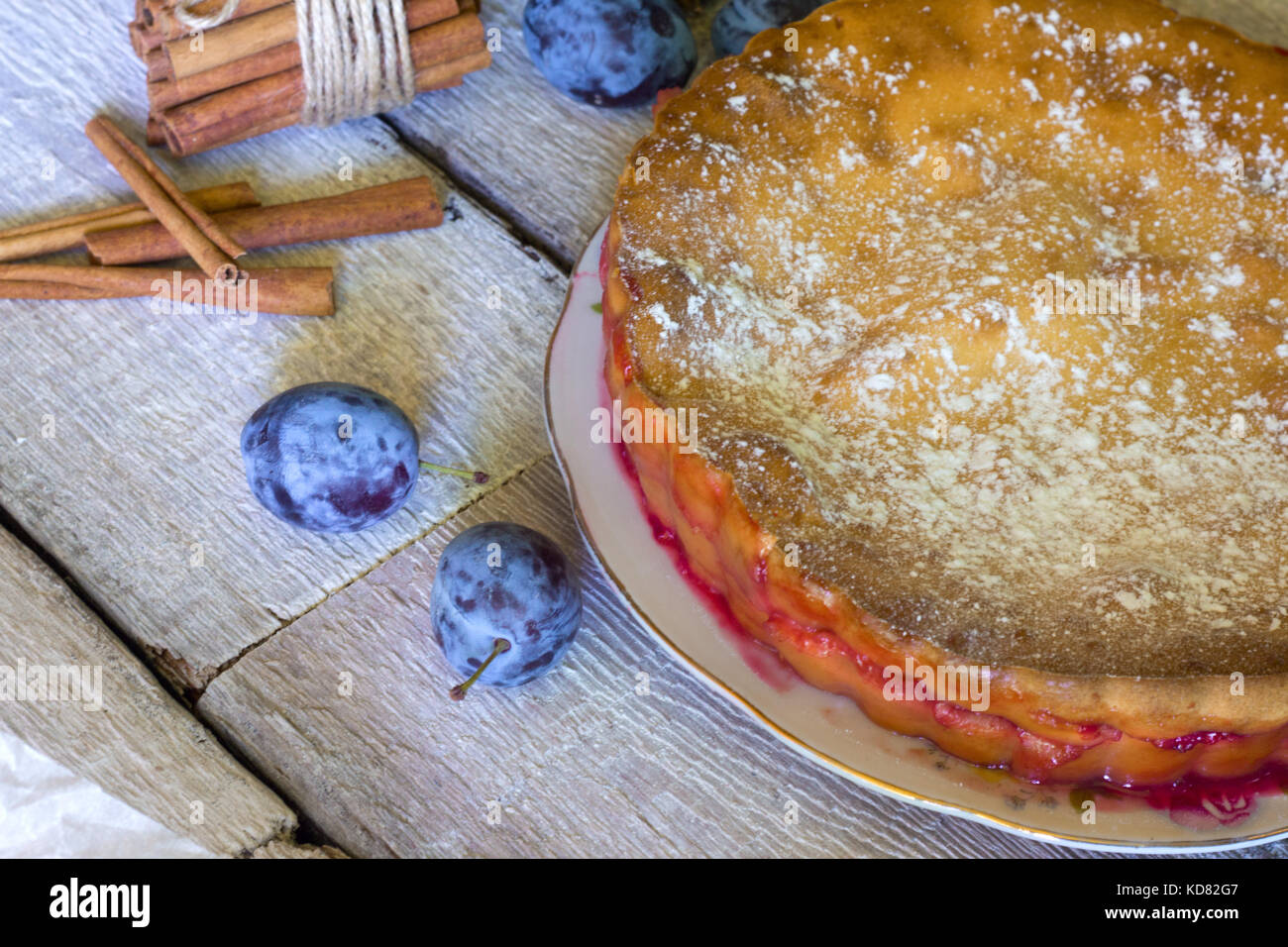 Nature morte avec une tarte aux prunes maison rustique en bois sur fond blanc. Banque D'Images