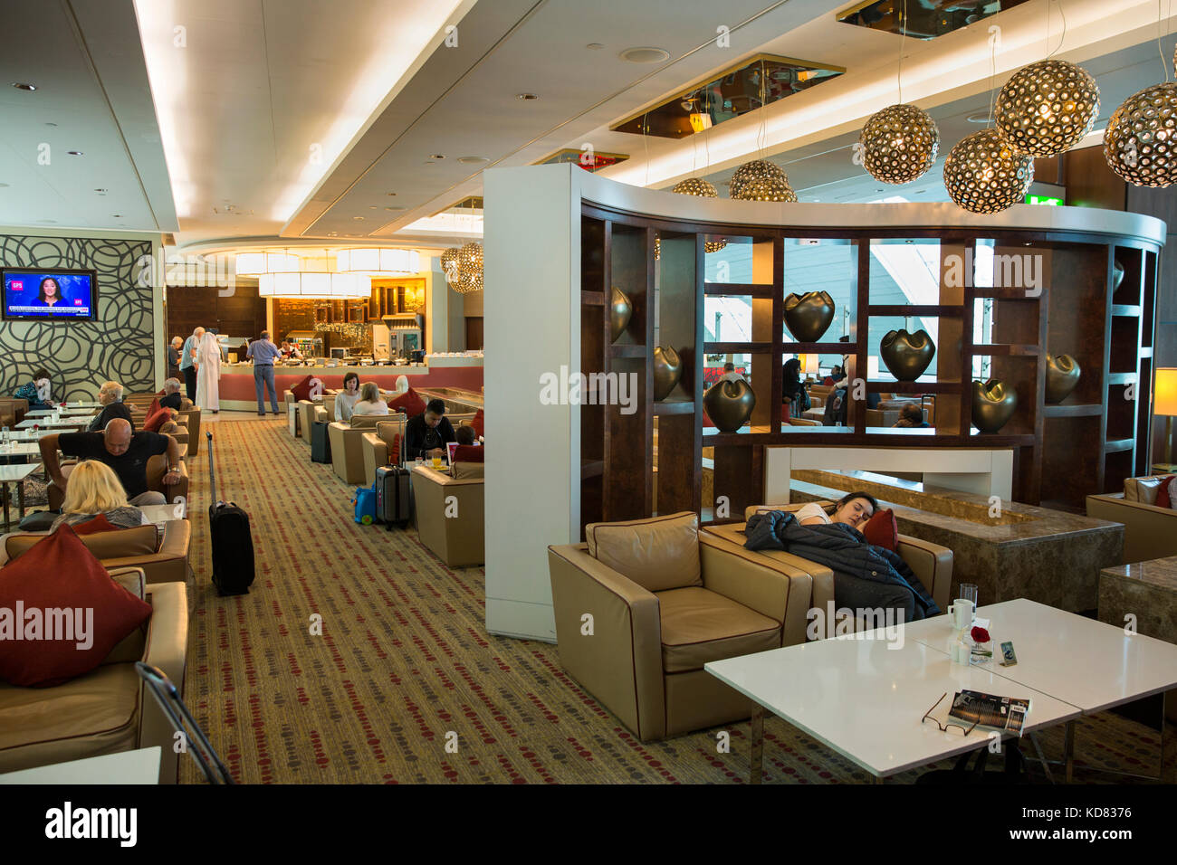 L'UAE. L'aéroport de Dubaï, Terminal, d'une entreprise et de l'intérieur Salon de Première classe, les passagers en transit Banque D'Images