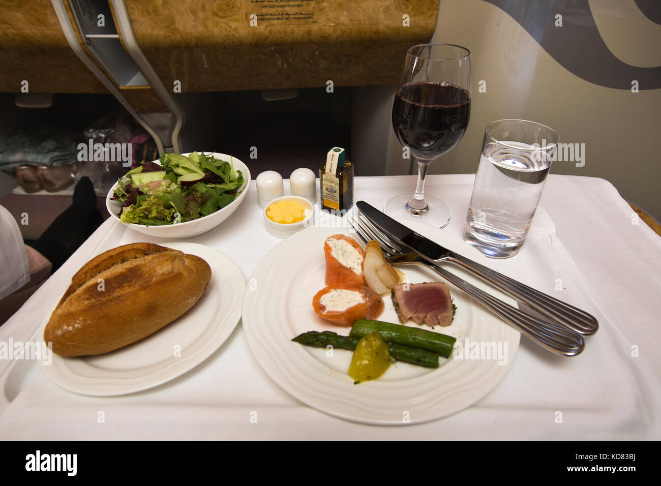 Voyage aérien en Classe Affaires Emirates Airlines, de l'alimentation du saumon fumé et du thon poêlé servi dans une cabine de l'A380 Banque D'Images