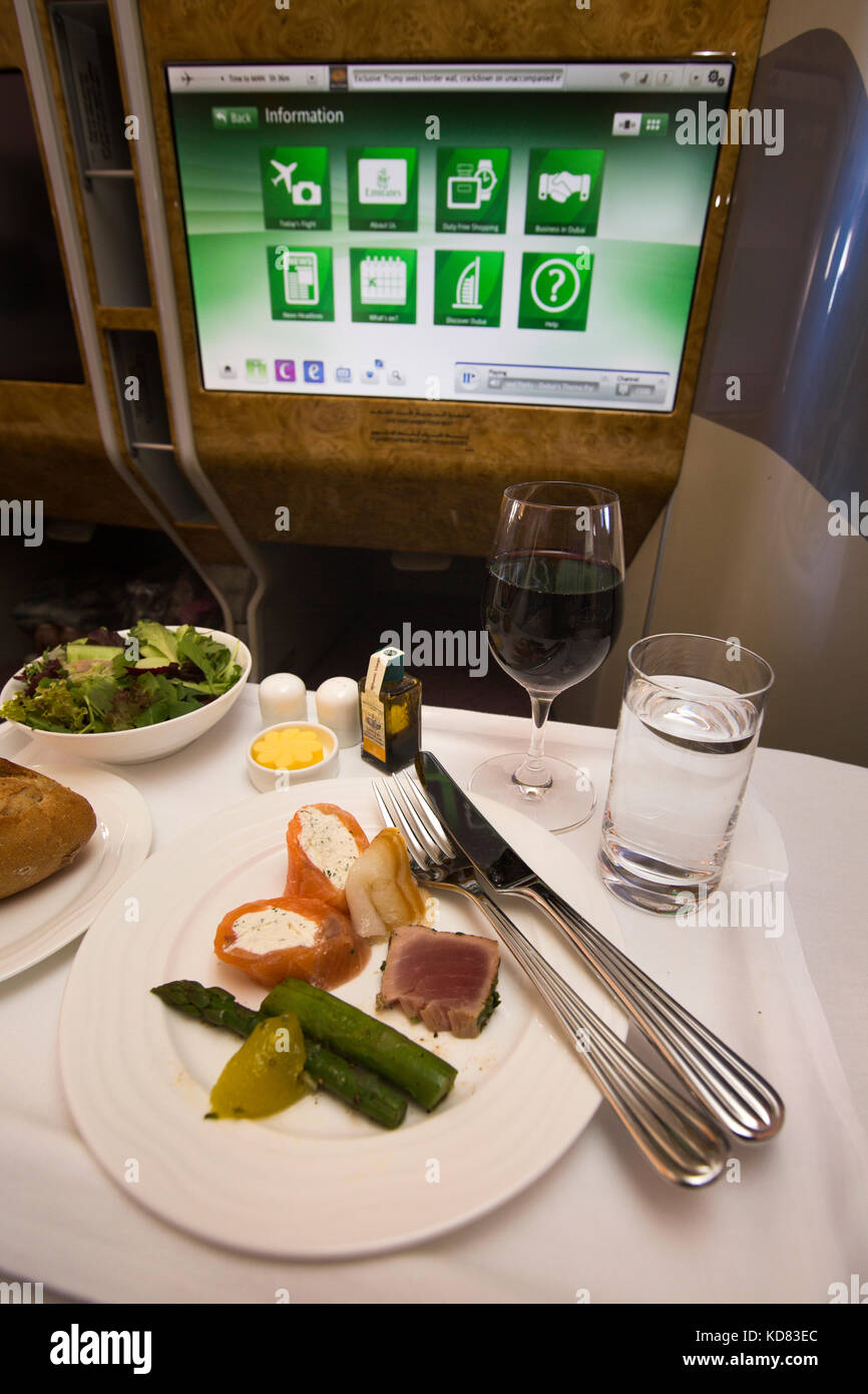 Voyage aérien en Classe Affaires Emirates Airlines, de l'alimentation du saumon fumé et du thon starter servi dans une cabine de l'A380 Banque D'Images