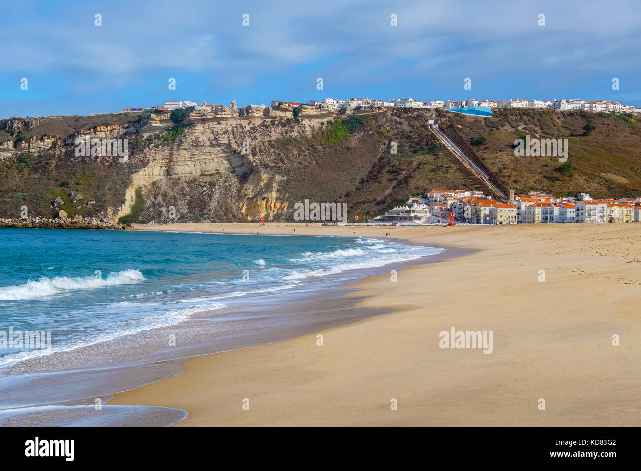 Vue sur la plage de Praia Da Nazaré. Nazaré, district de Leiria, Portugal Banque D'Images