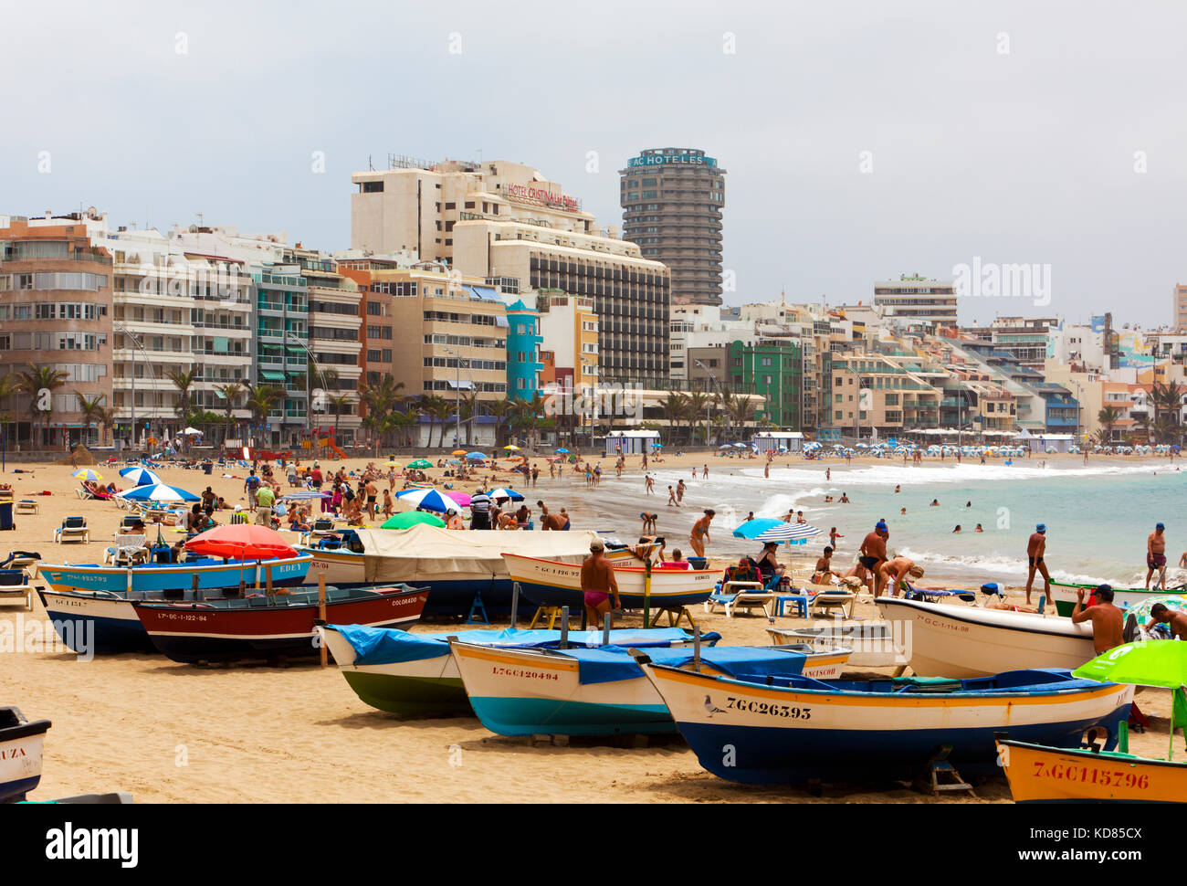 Las Palmas, Espagne - 1er juillet 2011 : les familles espagnoles et les touristes profitent d'une journée chaude à la plage bondée de Las Canteras, deuxième plus longue plage de ville au monde Banque D'Images