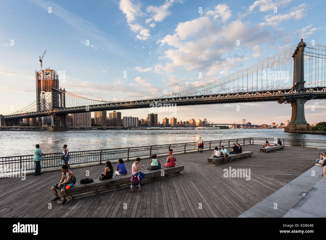 New York - 3 juillet 2017 : les gens aiment le coucher du soleil sur le pont de Manhattan et l'East River à partir du pont de Brooklyn Park à new york. Banque D'Images