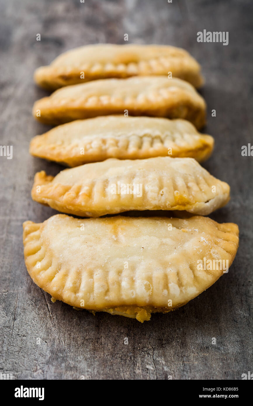 Empanadas typiques espagnoles sur table en bois Banque D'Images