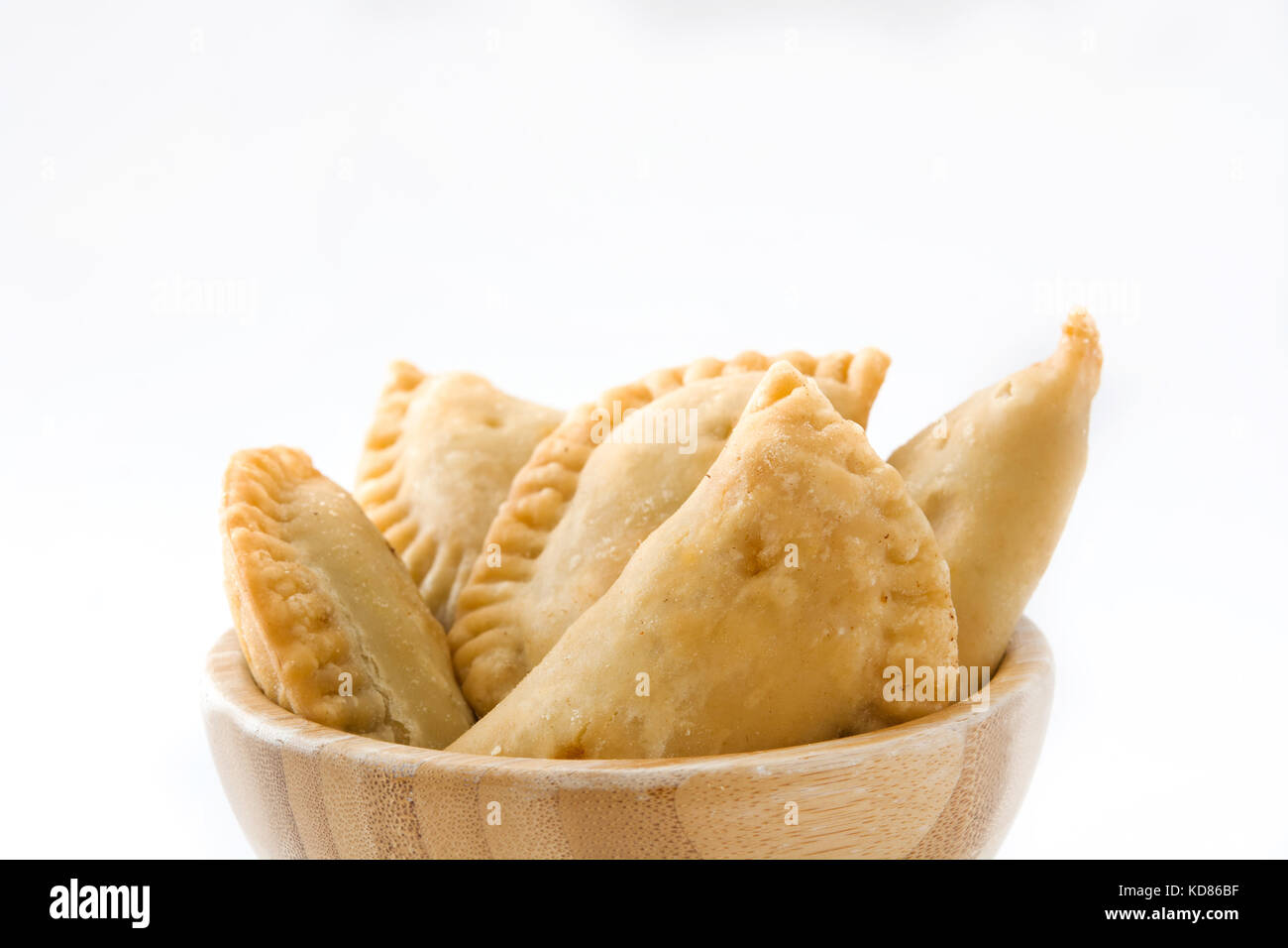 Espagnol typique empanadas dans bol isolé sur fond blanc Banque D'Images