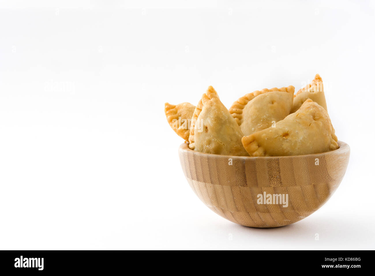 Espagnol typique empanadas dans bol isolé sur fond blanc Banque D'Images