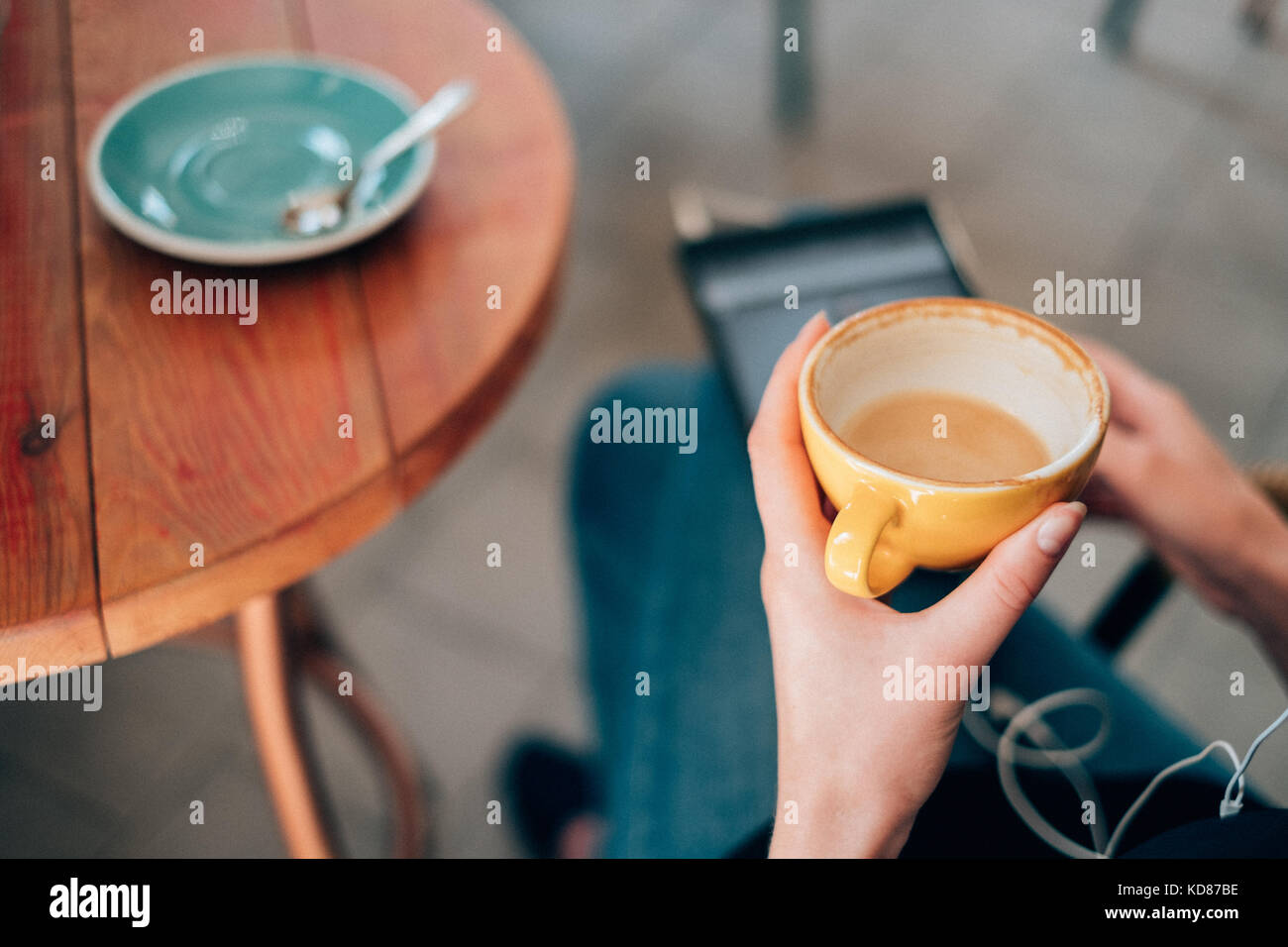 Woman using digital tablet in a cafe Banque D'Images