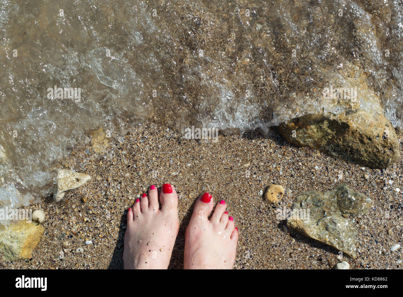 Woman's feet on the beach Banque D'Images