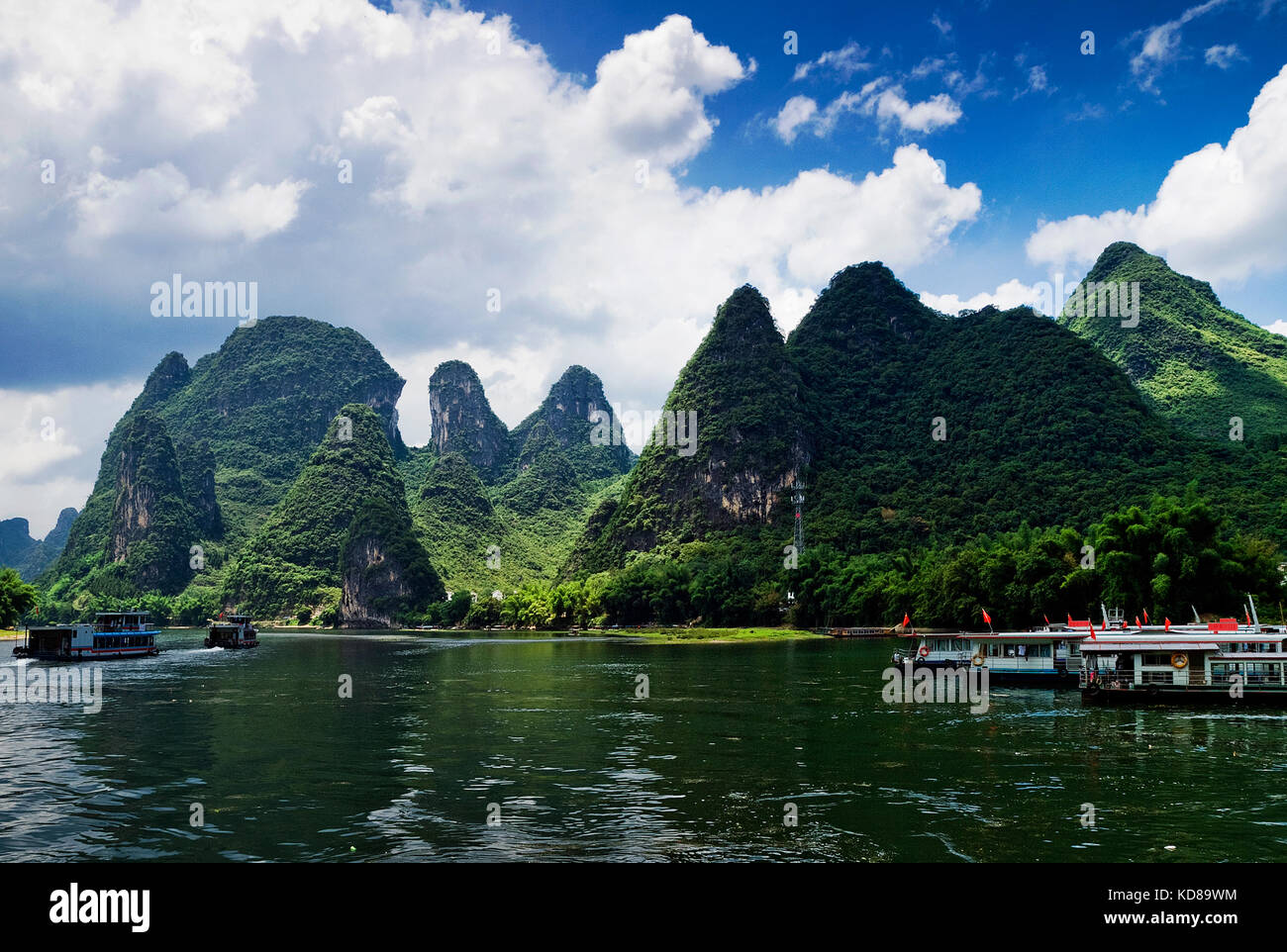 Montagnes karstiques le long de la rivière Li, Xinping, Guangxi, Chine Banque D'Images