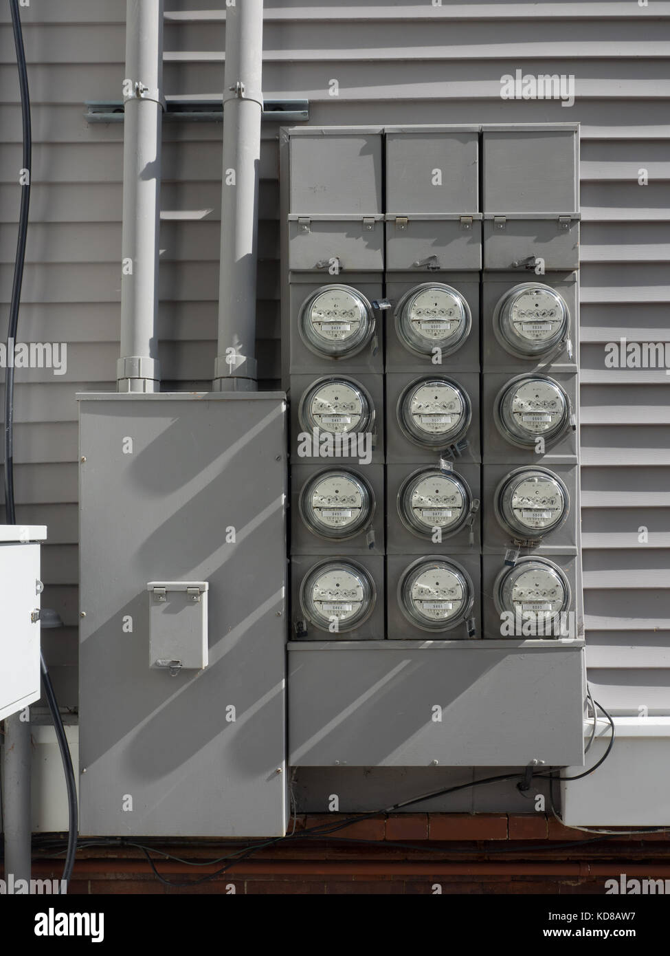 Mètres de l'énergie électrique à des appartements sur le mur extérieur Banque D'Images