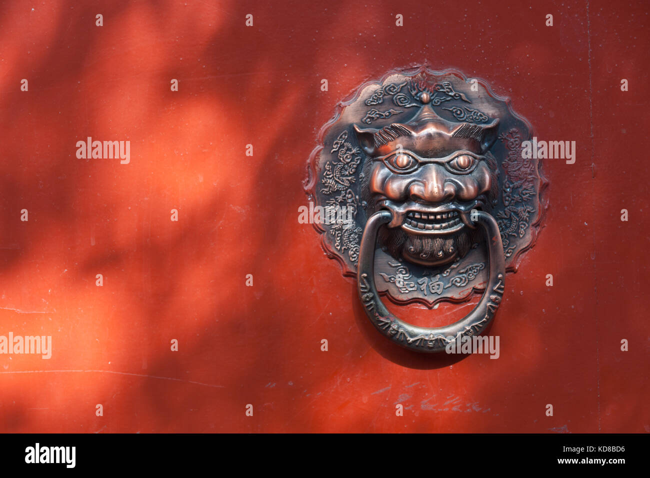 Tête de lion en bronze chinois classique heurtoir à ruelle Hutong de Beijing, Chine Banque D'Images