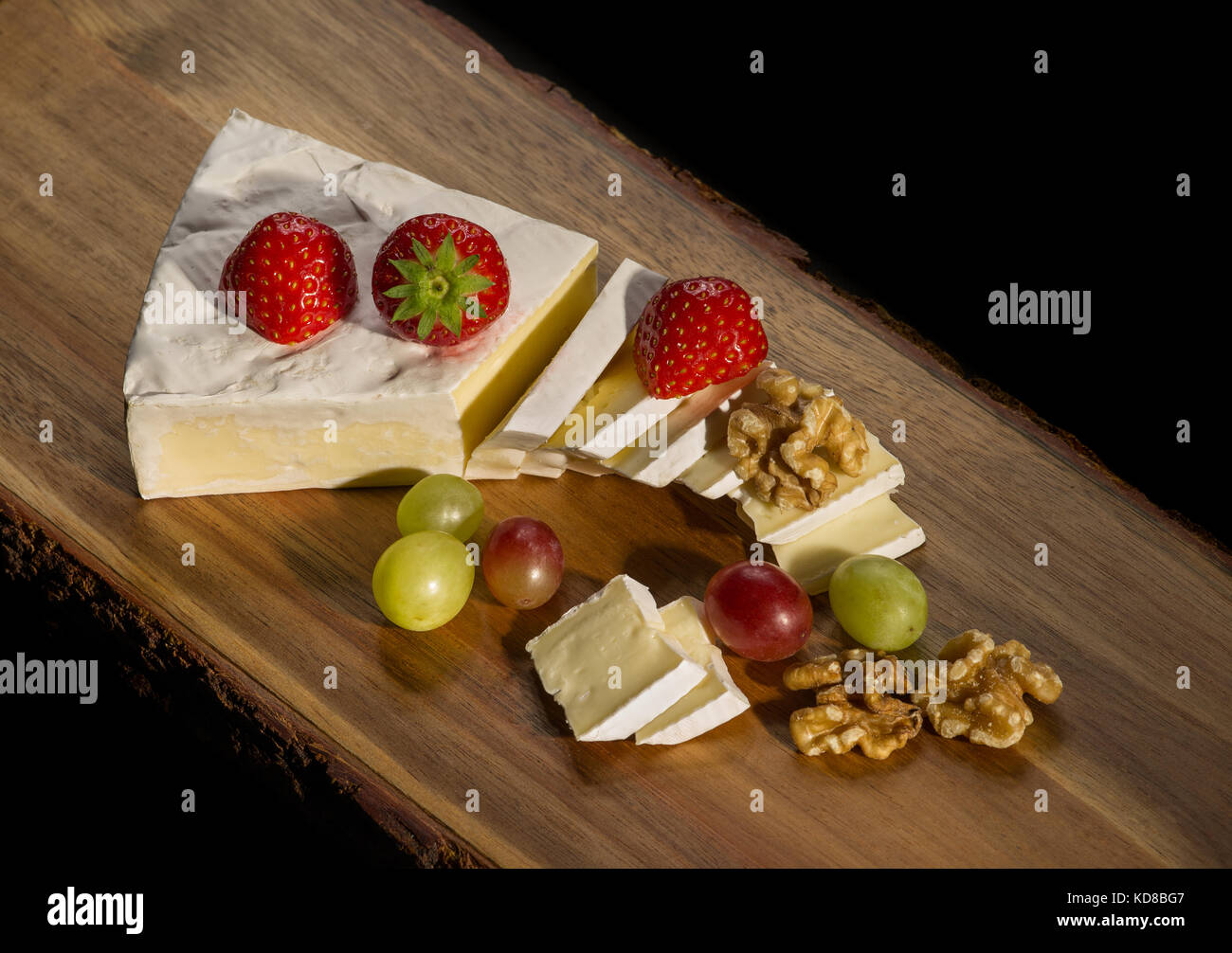 Brie aux noix, raisins et fraises Banque D'Images