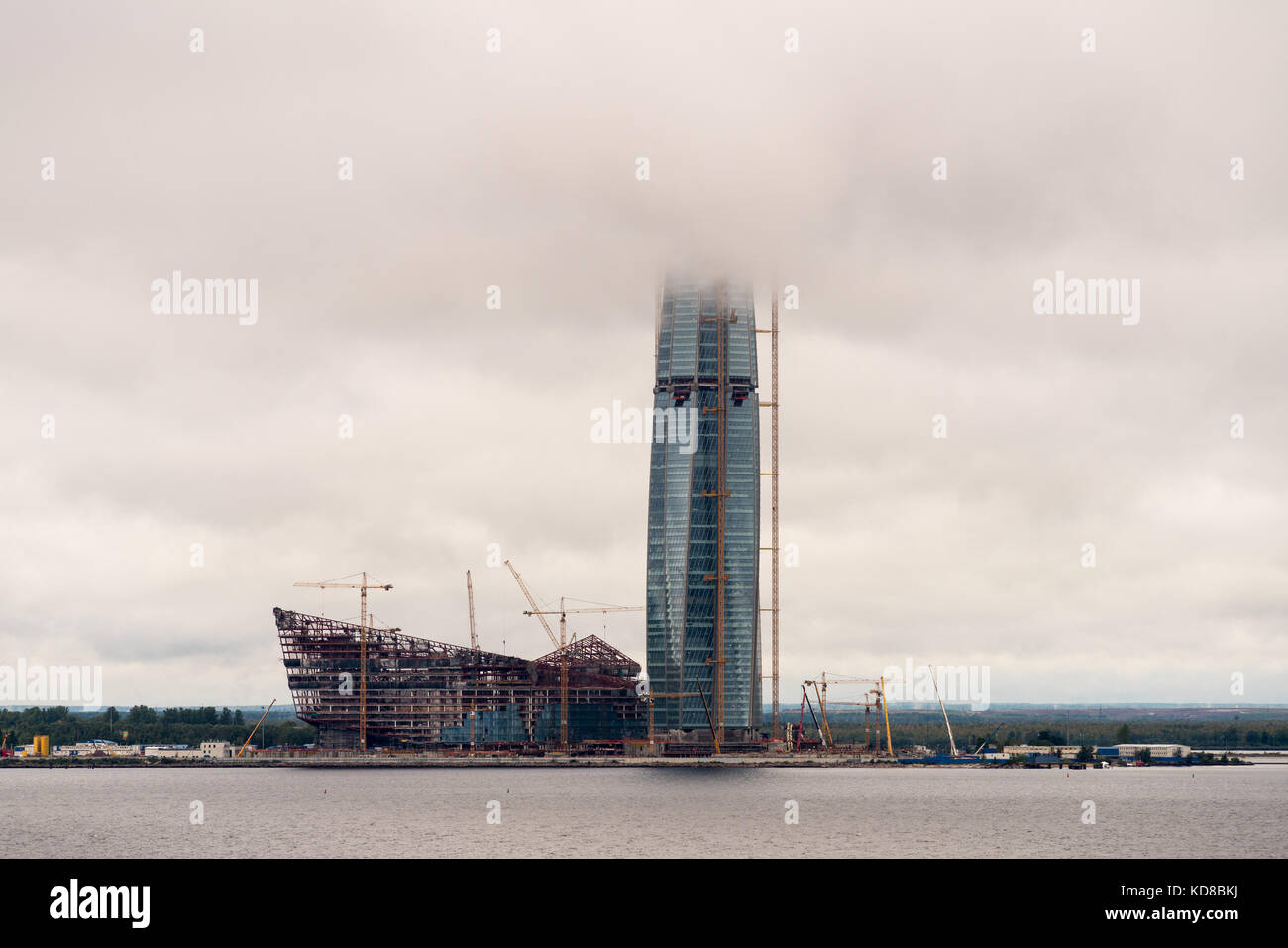 La construction de gratte-ciel dans les nuages Lakhta Banque D'Images