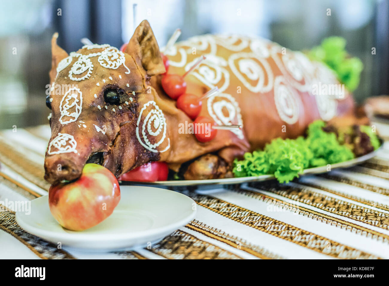 Cochon avec une pomme dans la bouche Banque de photographies et d’images à haute résolution Alamy