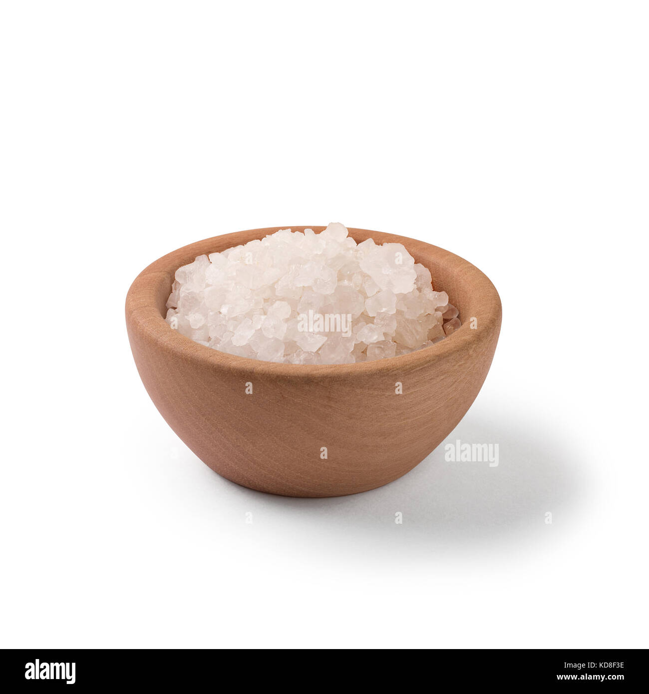 Le sel de mer en bol en bois sur fond blanc avec chemin de détourage. Banque D'Images