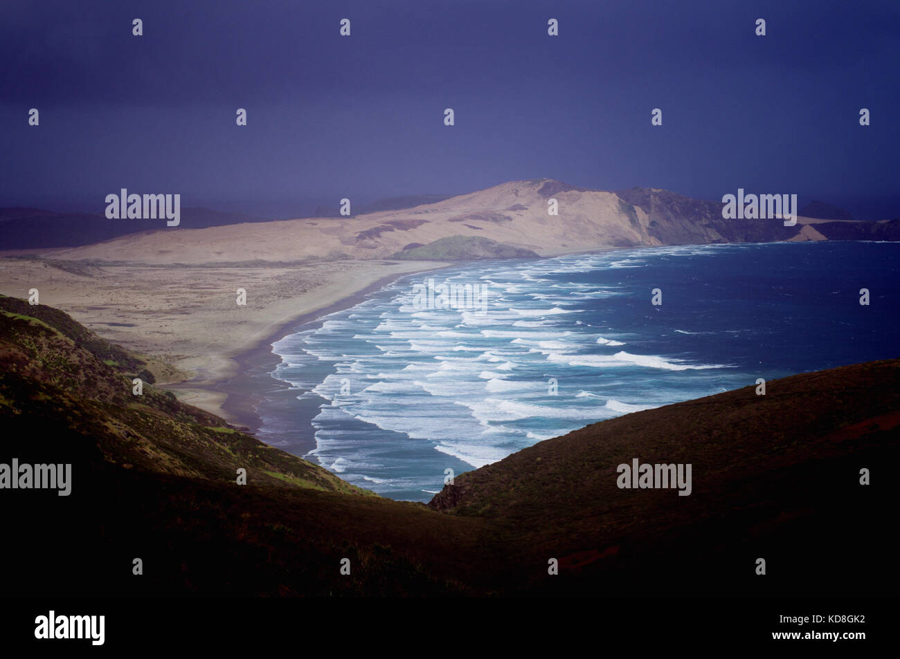 Cape Reinga à regarder la mer de Tasman un jour de pluie Banque D'Images