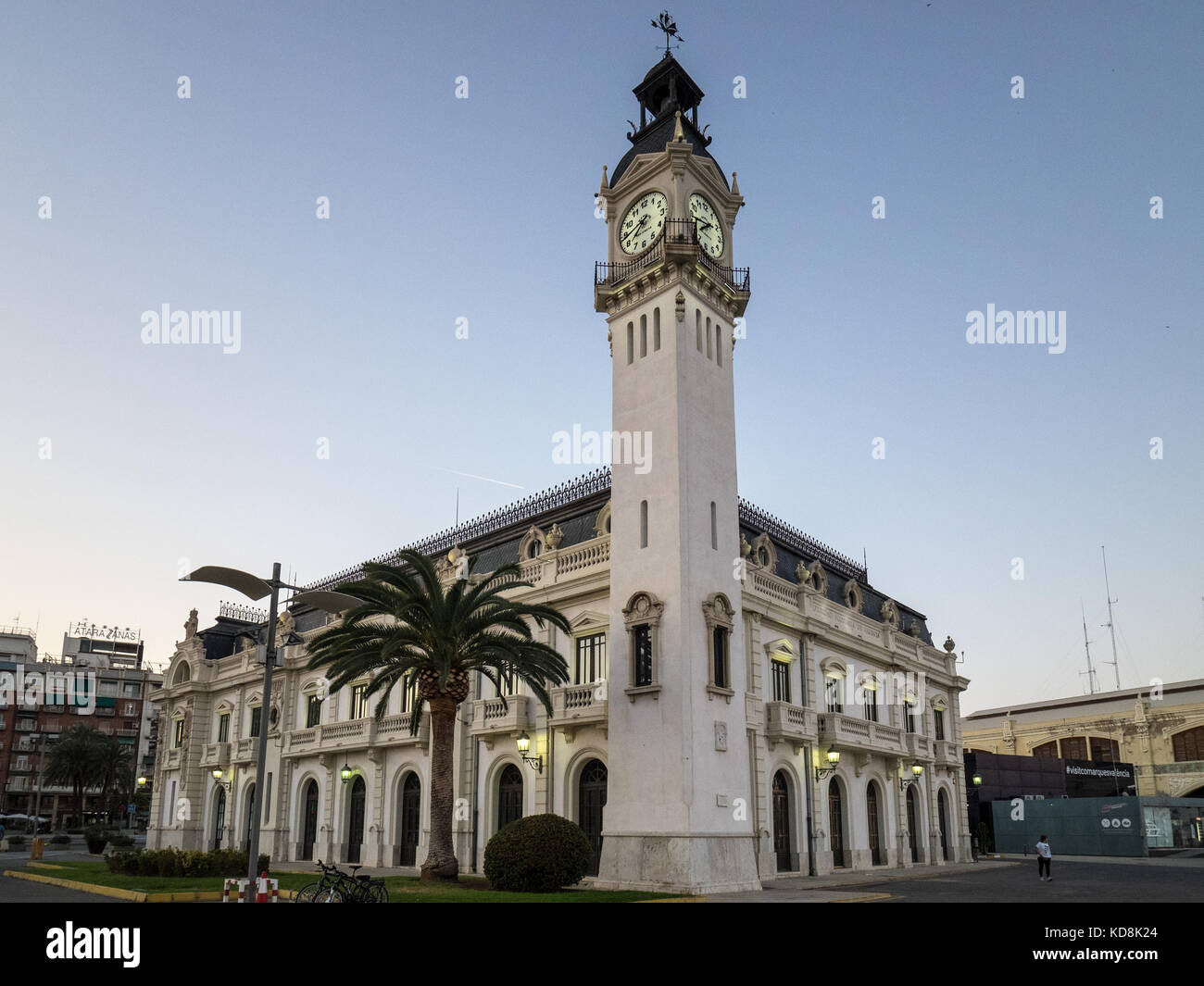 L'Autorité de Port Harbour Office & Clock Tower, Port de Valence, Espagne, Espana. Le quartier historique de valence des autorités portuaires s'illuminèrent au crépuscule Banque D'Images