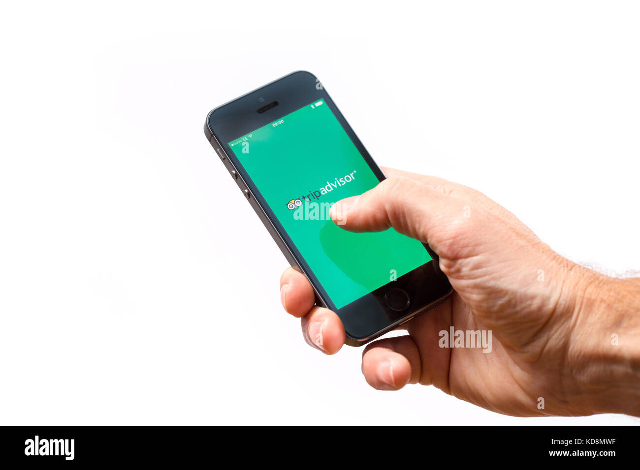 Avis de voyageurs Tripavisor sur un homme à l'aide de l'application sur un téléphone mobile Banque D'Images