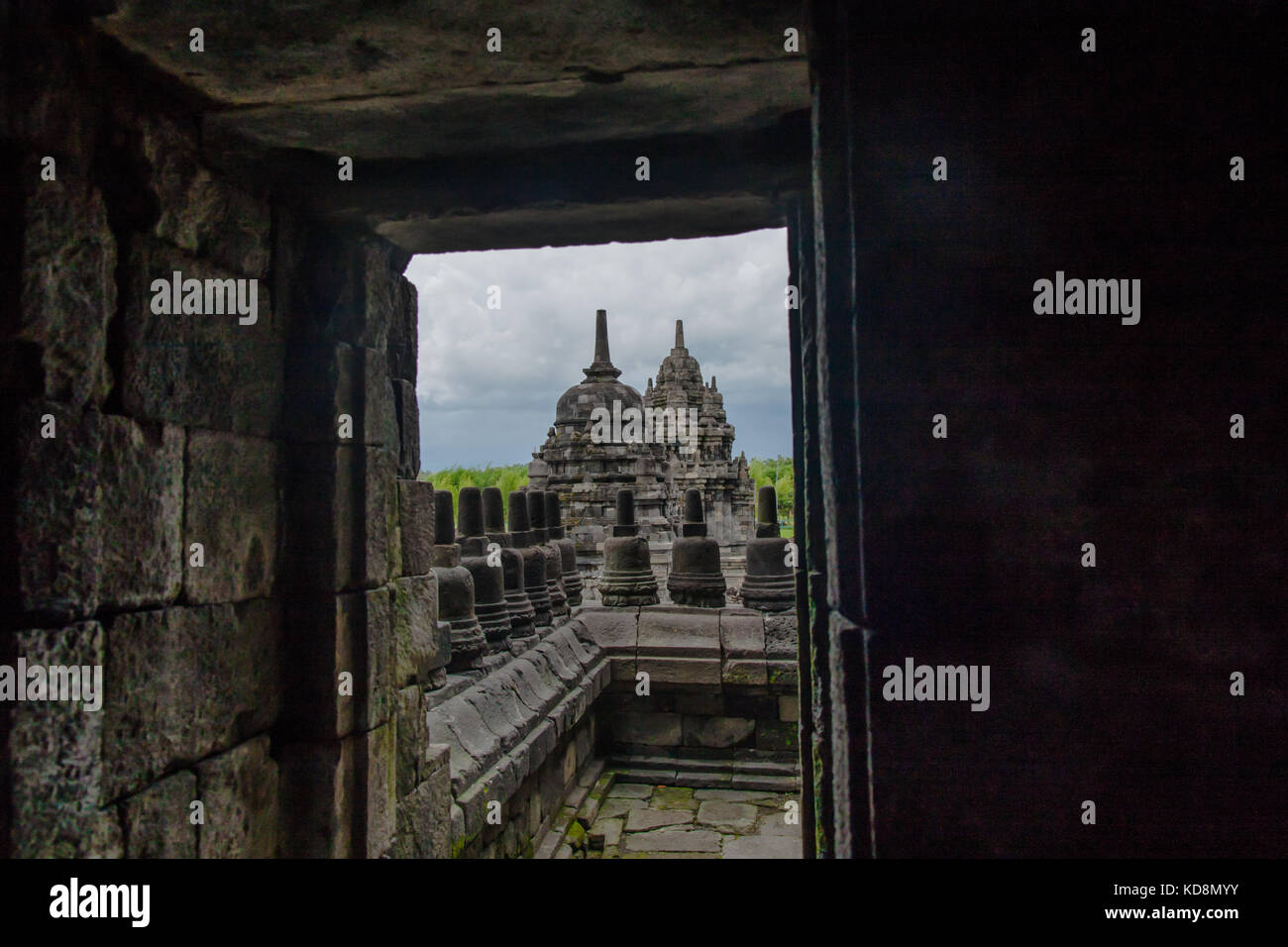 Une vue sur l'un des temples du Candi Sewu Temple Sewu (complexes) à partir d'un autre temple Banque D'Images