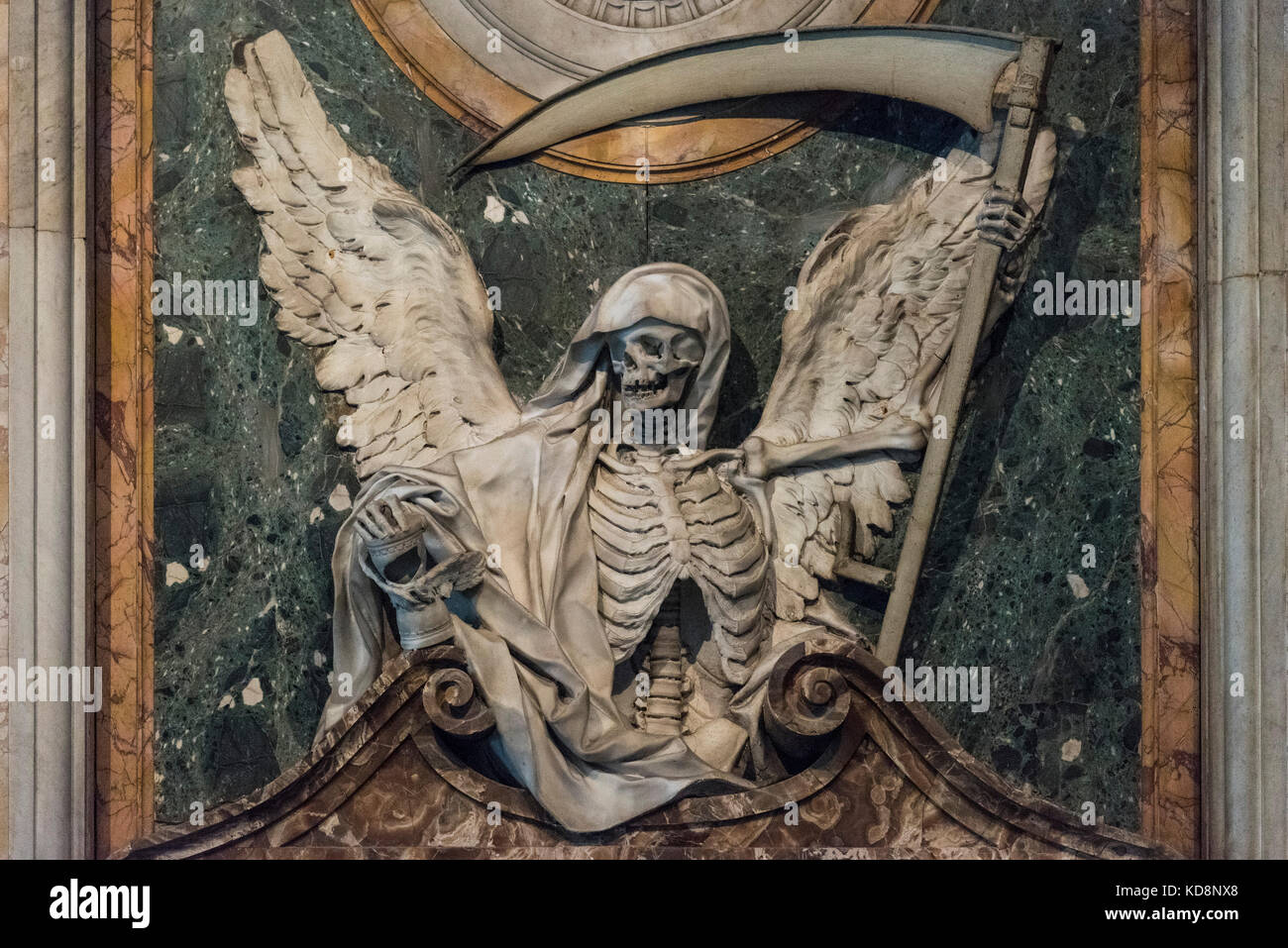 Rome. L'Italie. Tombeau du Cardinal Cinzio Aldobrandini (1551-1610) par Carlo Bizzaccheri (1656-1721), Basilica di San Pietro in Vincoli. Memento Mori Banque D'Images
