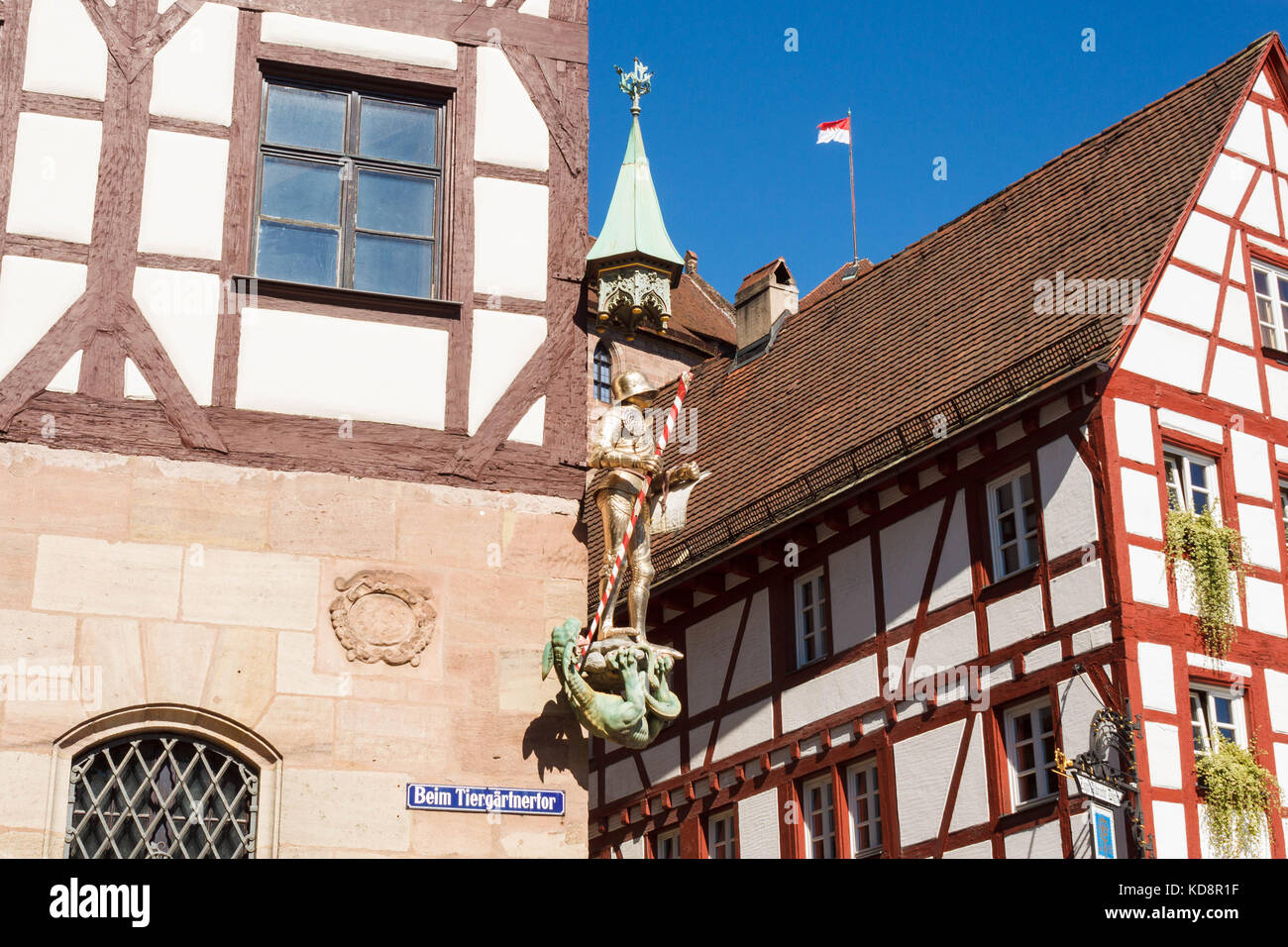 Maison Pilatushaus (Pilatus) dans la vieille ville de Nuremberg. Une statue de saint Georges en golden armor vaincre le dragon sur le coin. Nuremberg, Ge Banque D'Images
