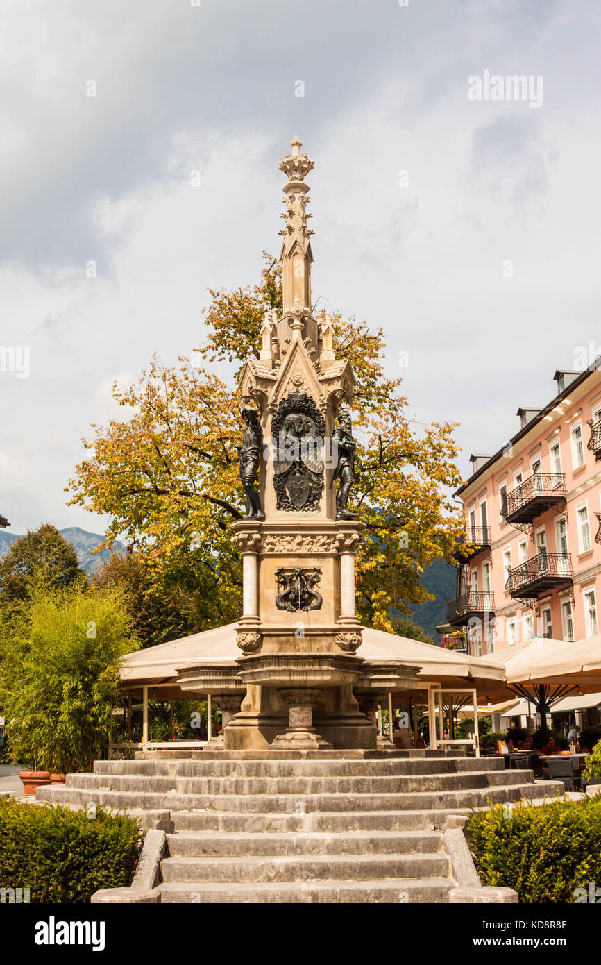 Bad Ischl, Autriche - septembre 2, 2016 : néo-gothique (fontaine Franz Karl Franz Karl brunnen) avec portraits bronze de l'empereur autrichien Franz Carl un Banque D'Images