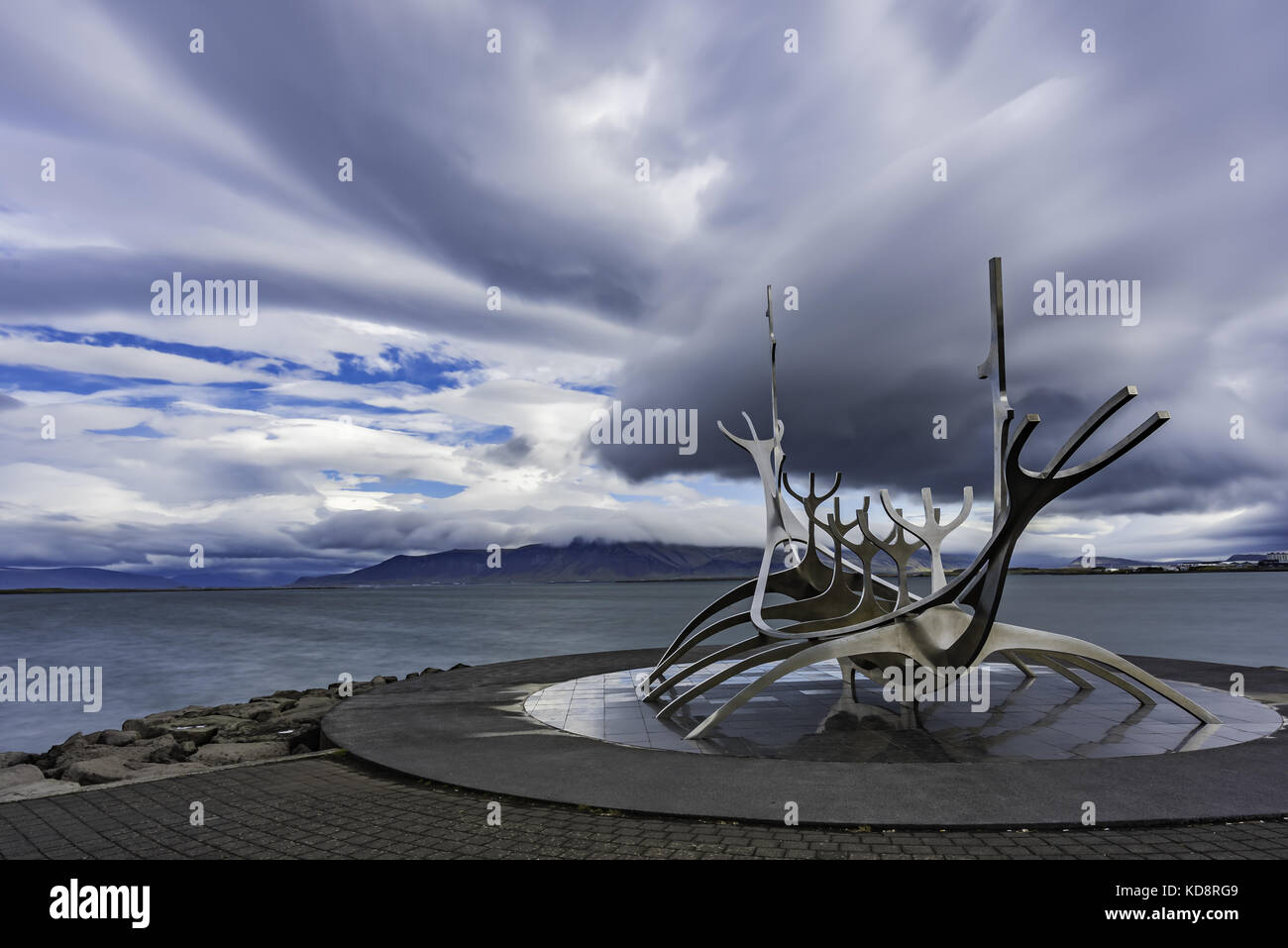Le soleil voyager sculpture sur le front de mer de Reykjavik en Islande Banque D'Images
