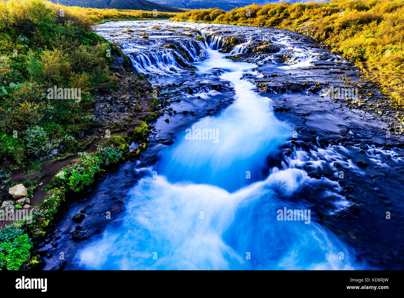 La chute d'bruarfoss en Islande avec son eau de glacier bleu Banque D'Images