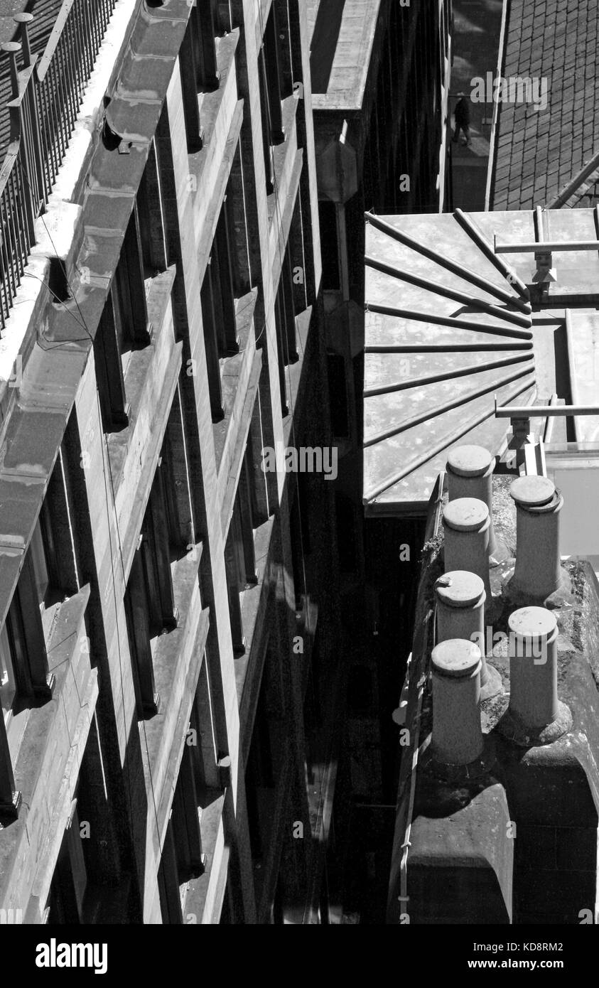 Vue sur le toit à la recherche vers le bas sur les pots de cheminée et toit d'arty entre deux bâtiments noir et blanc Banque D'Images