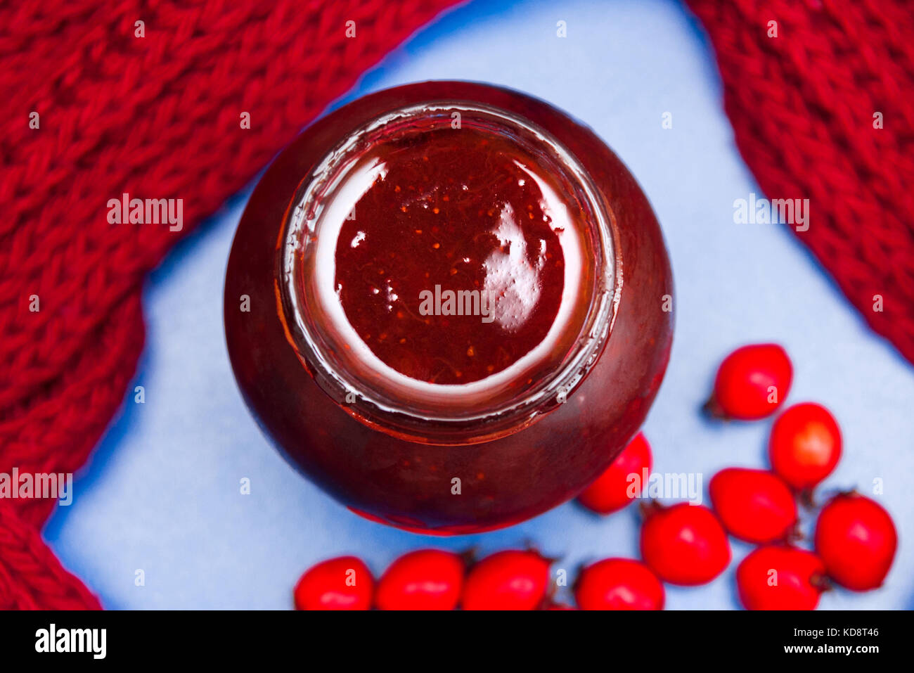 Bocal en verre avec de la confiture sur un fond bleu Banque D'Images