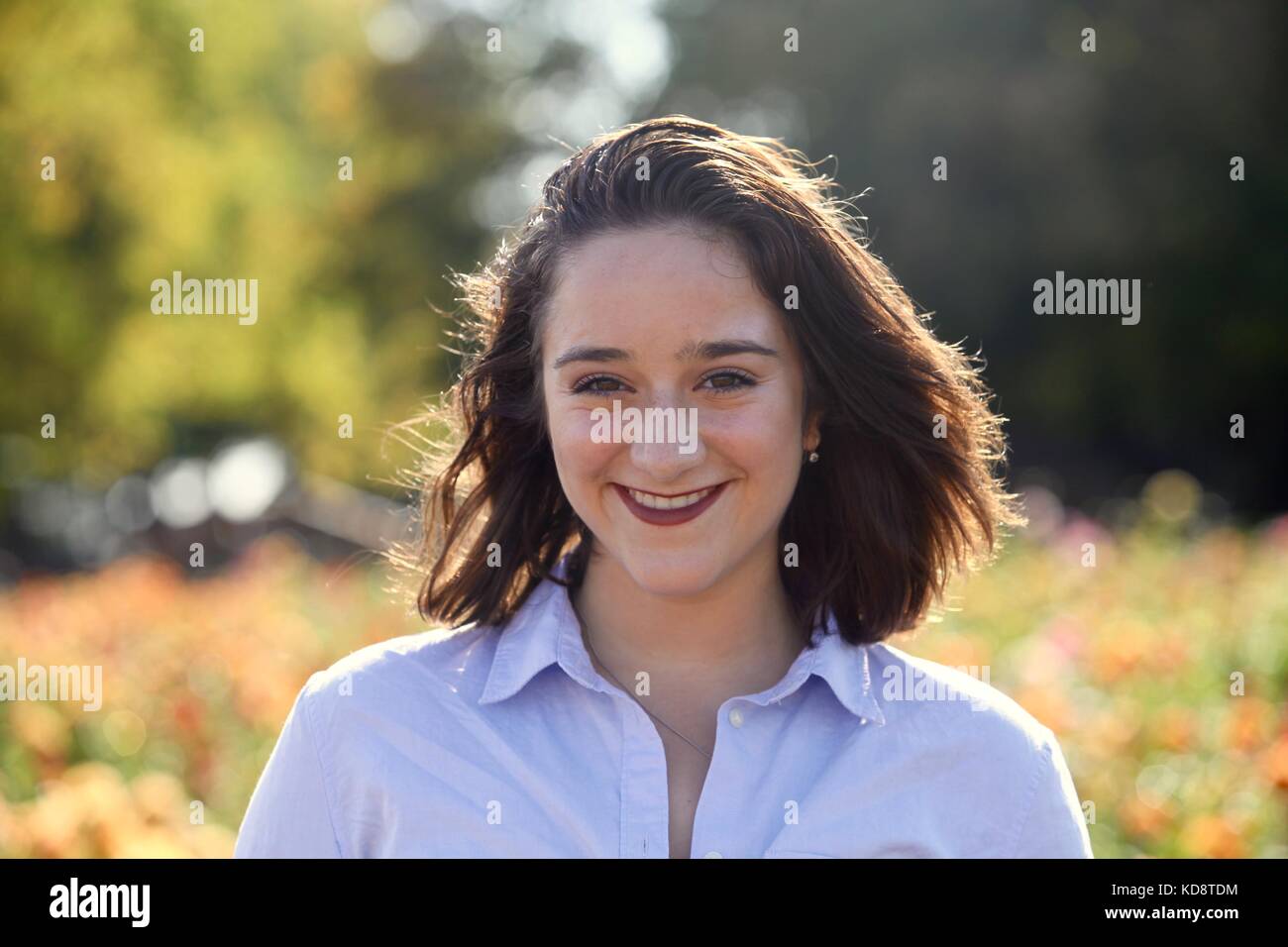 Portrait d'une belle jeune femme en souriant à l'extérieur Banque D'Images